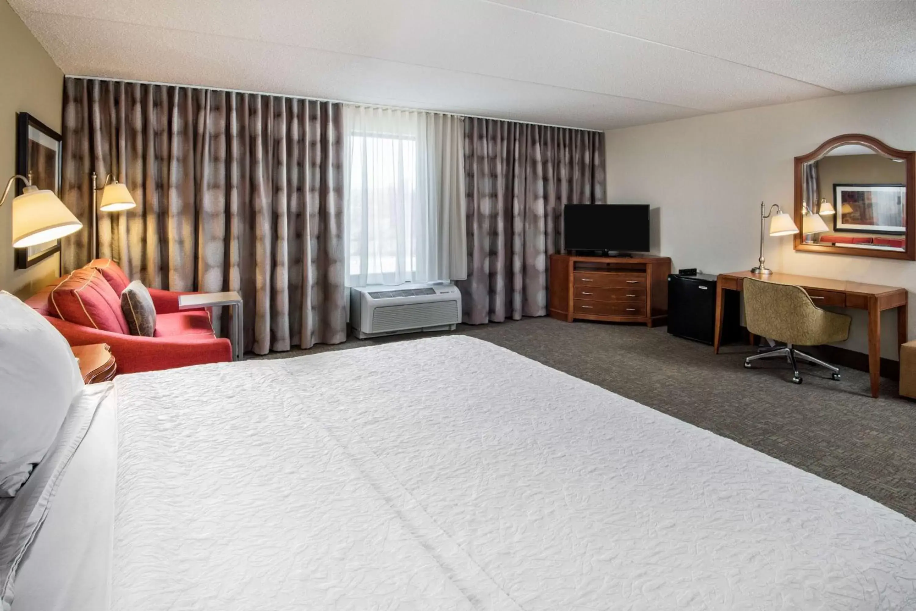 Bedroom, TV/Entertainment Center in Hampton Inn Roanoke/Hollins - I-81