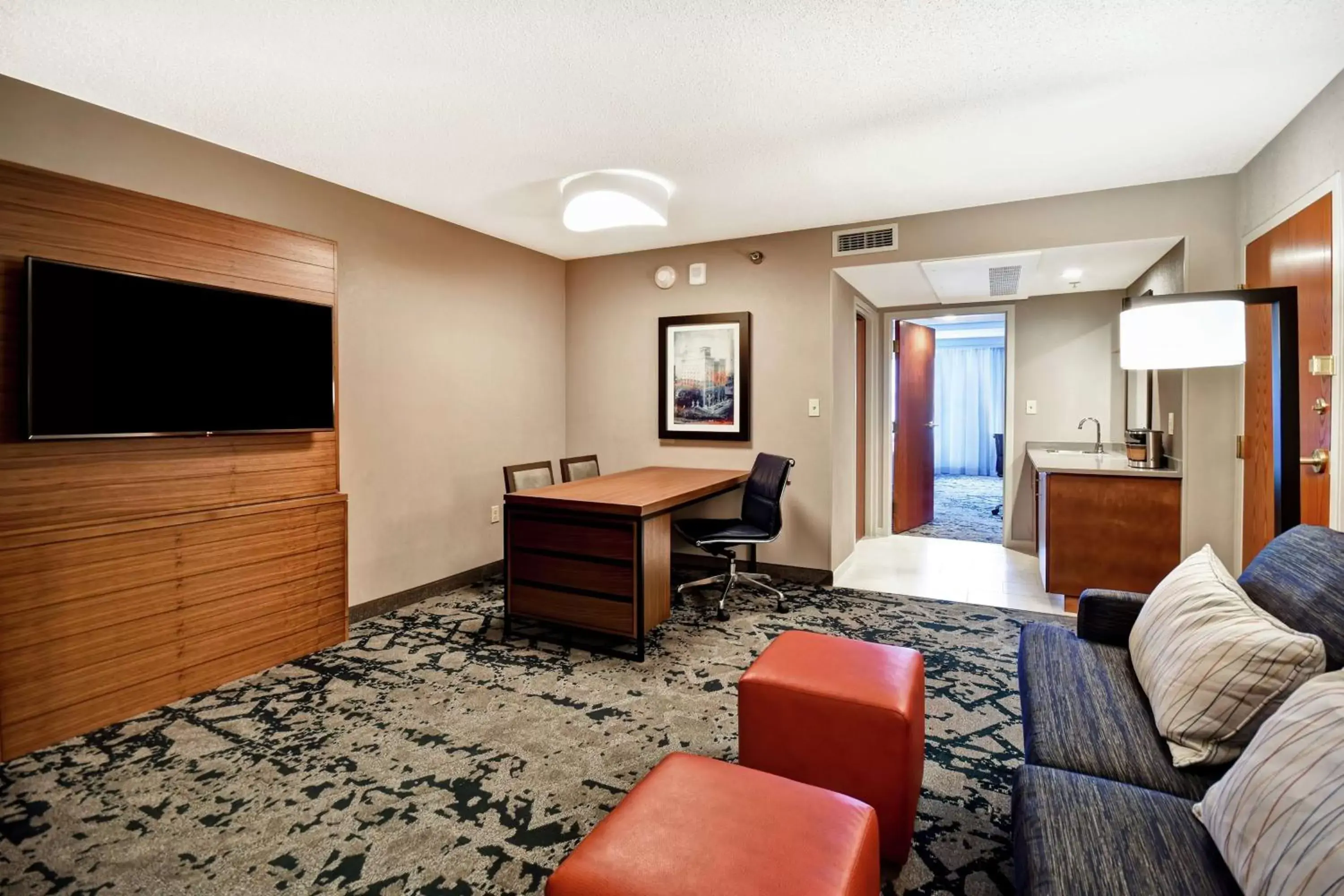 Bedroom, TV/Entertainment Center in Embassy Suites by Hilton Omaha Downtown Old Market