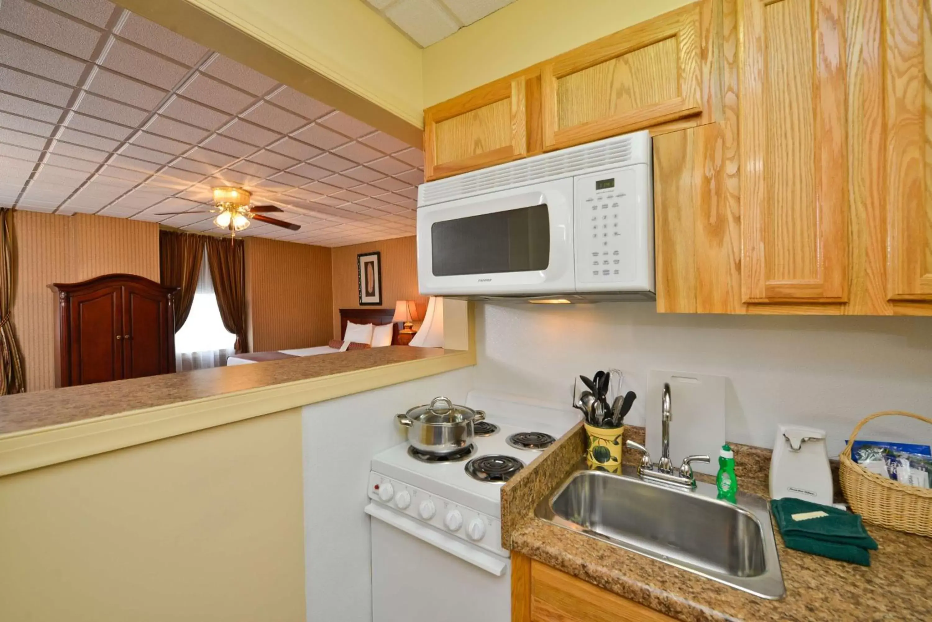 Photo of the whole room, Kitchen/Kitchenette in Genetti Hotel, SureStay Collection by Best Western