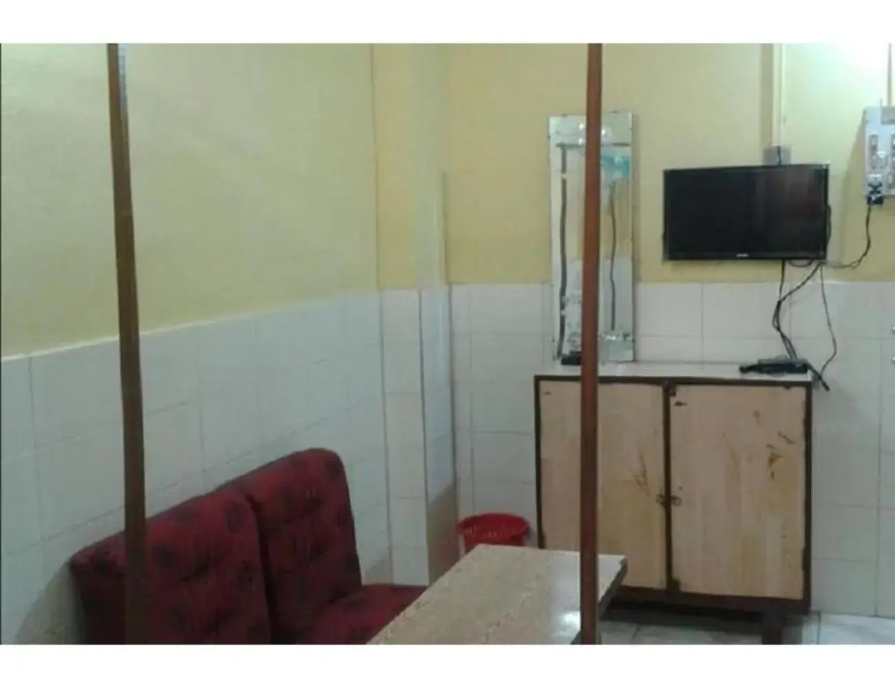 Communal lounge/ TV room, TV/Entertainment Center in Goroomgo Central Guest House Agartala