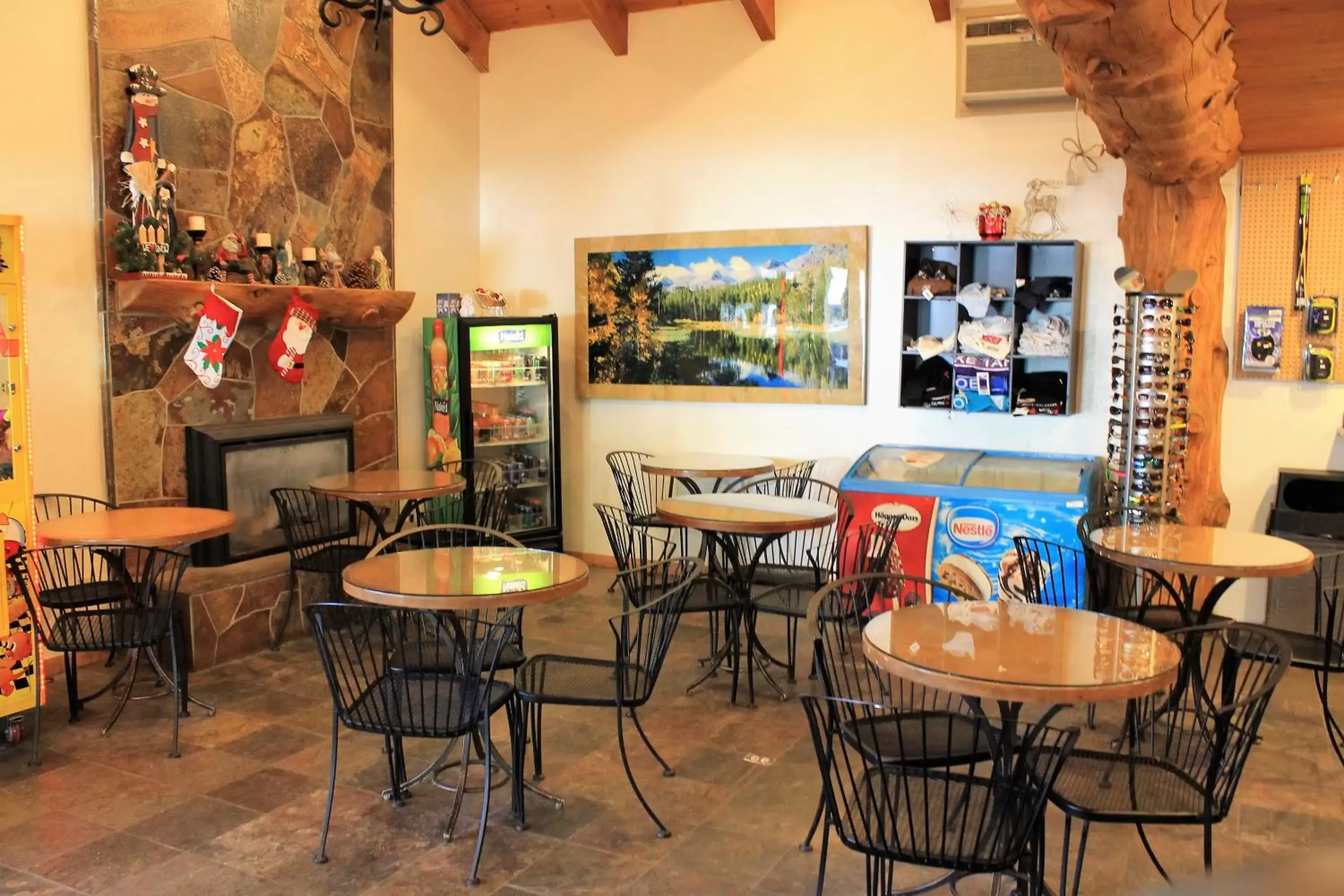 Breakfast, Lounge/Bar in Big Pines Mountain House