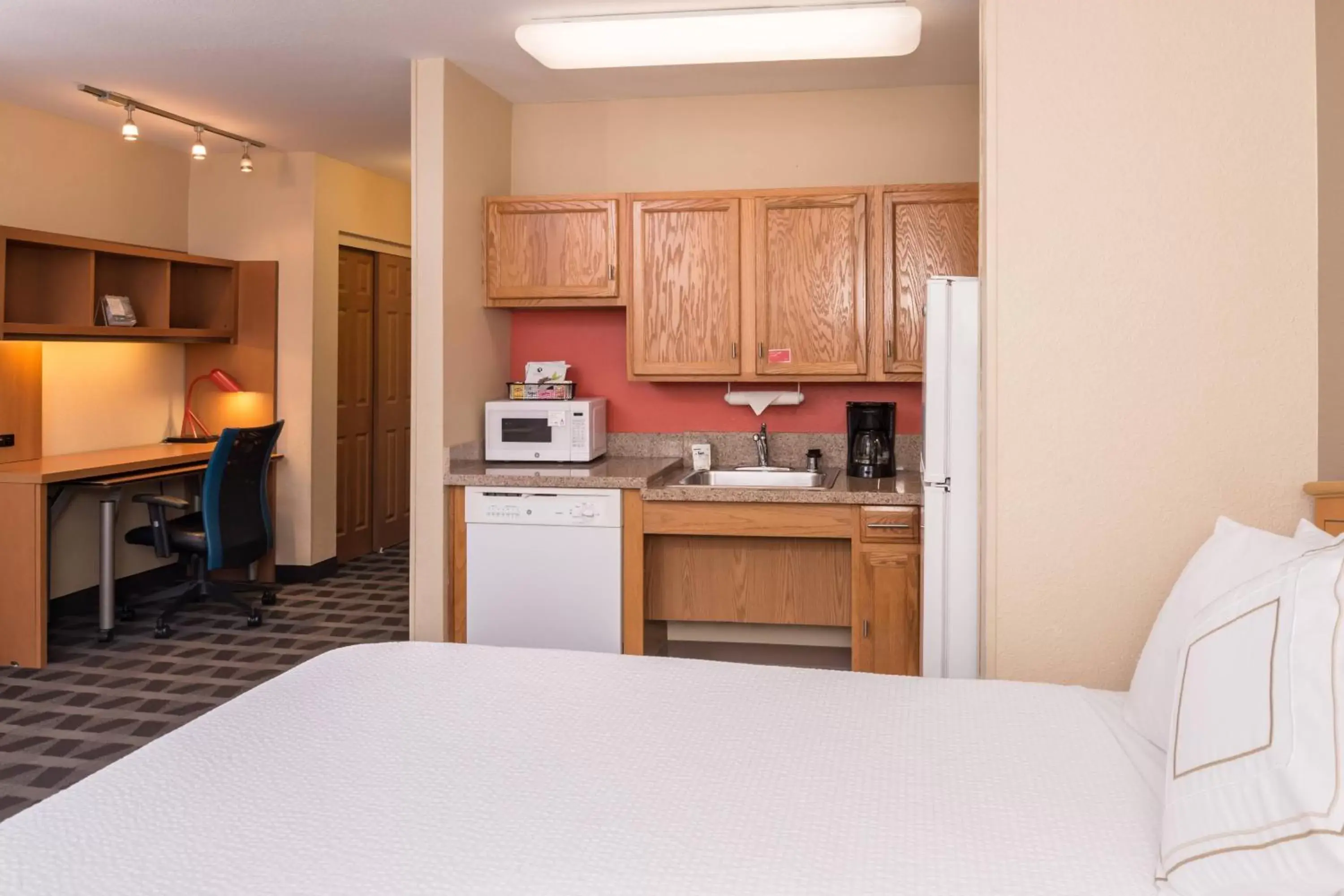 Living room, Kitchen/Kitchenette in TownePlace Suites by Marriott Anaheim Maingate Near Angel Stadium