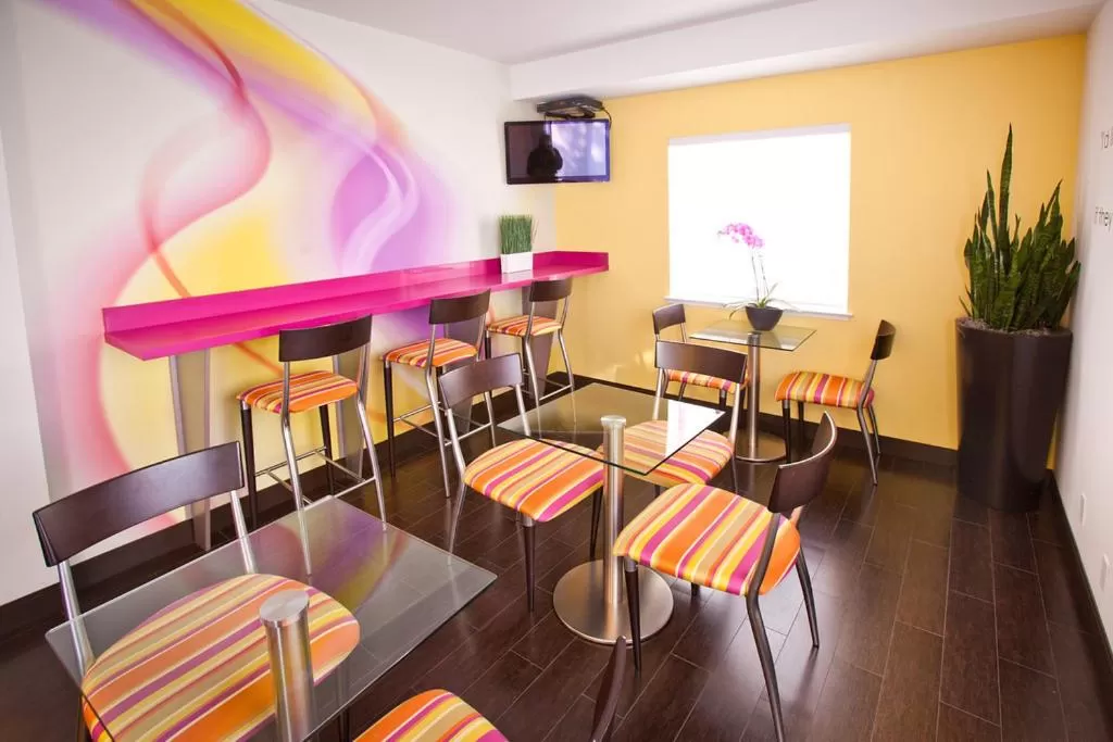 Lounge or bar in Menlo Park Inn