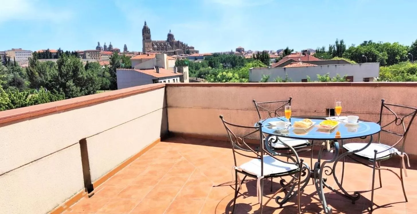 Photo of the whole room in Hotel Ele Puente Romano de Salamanca