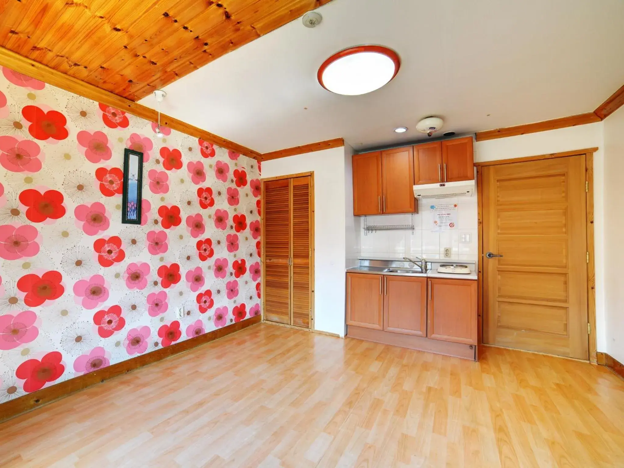 Photo of the whole room, Kitchen/Kitchenette in White Cabin