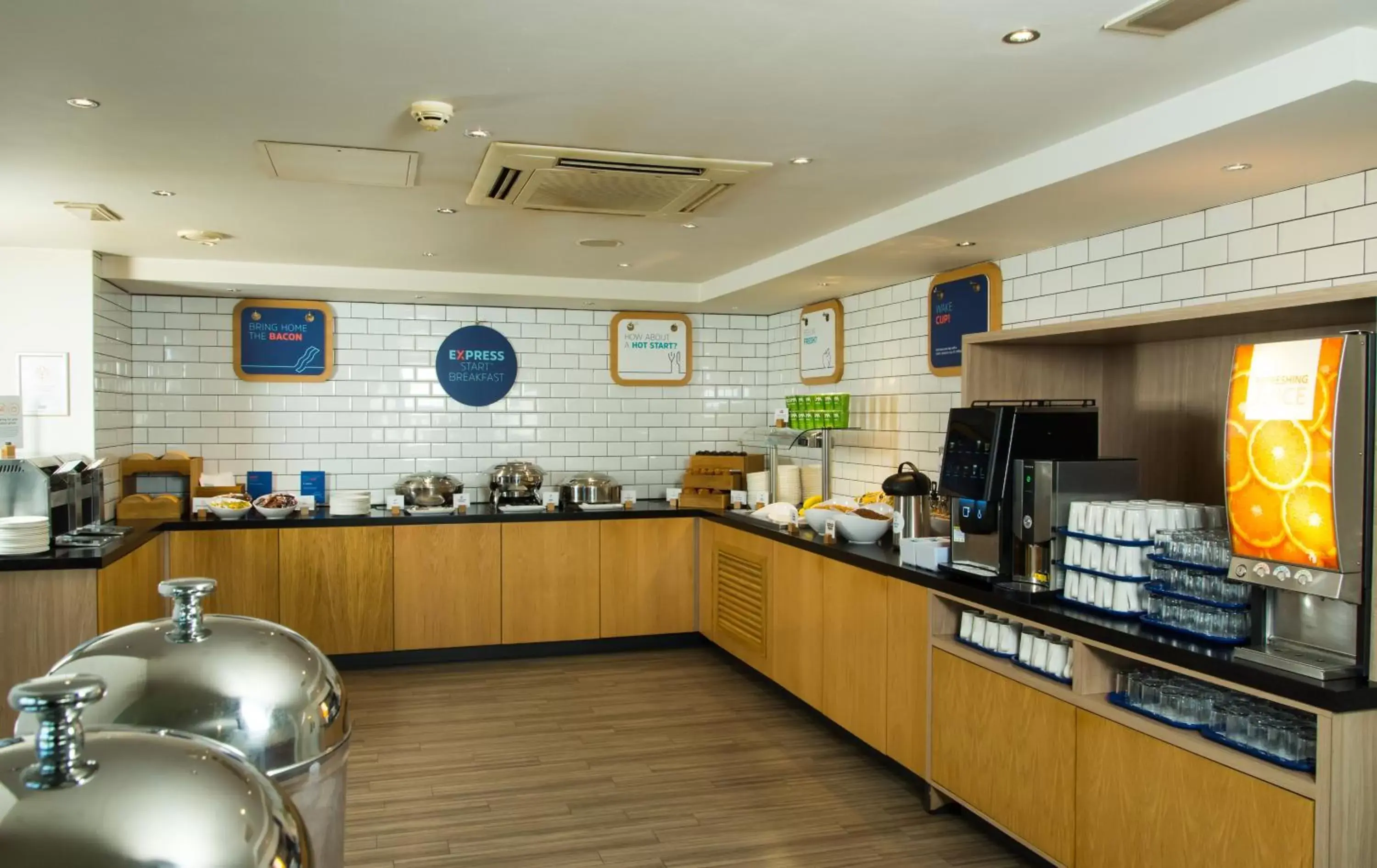 Breakfast in Holiday Inn Express Bath by IHG Breakfast in Holiday Inn Express Bath by IHG