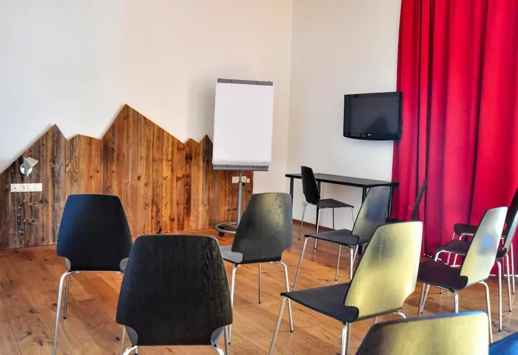 Meeting/conference room, TV/Entertainment Center in Hotel Seelos