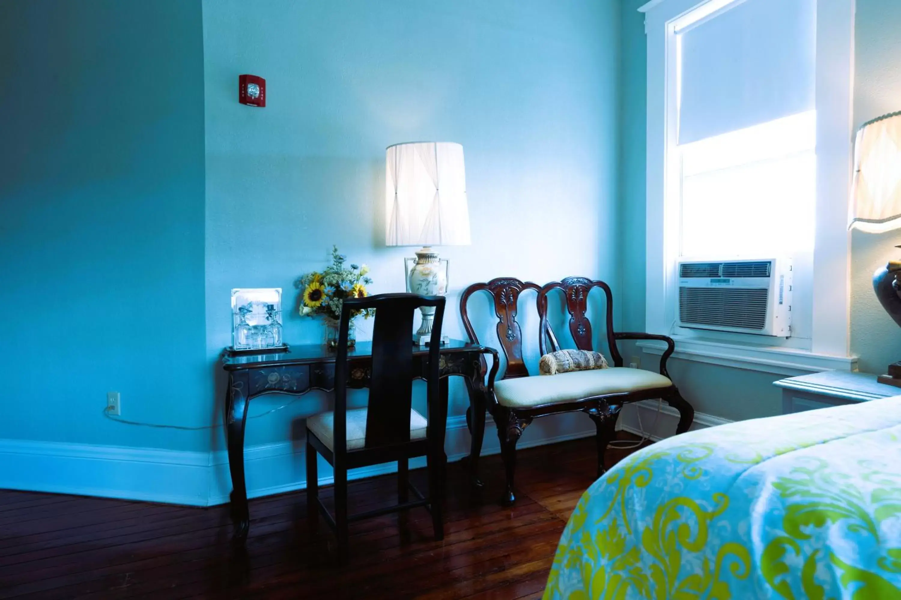 Bedroom, Seating Area in Oak Park Inn