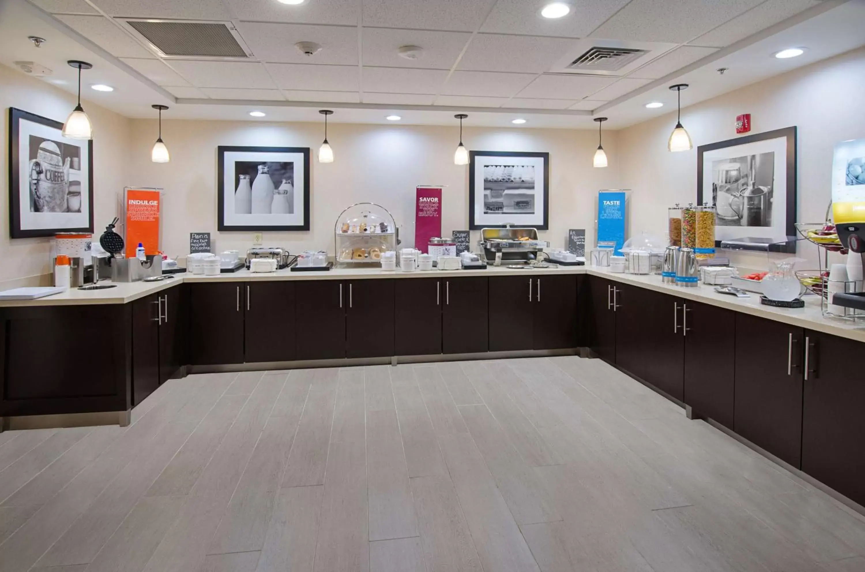 Dining area, Restaurant/Places to Eat in Hampton Inn By Hilton Covington VA