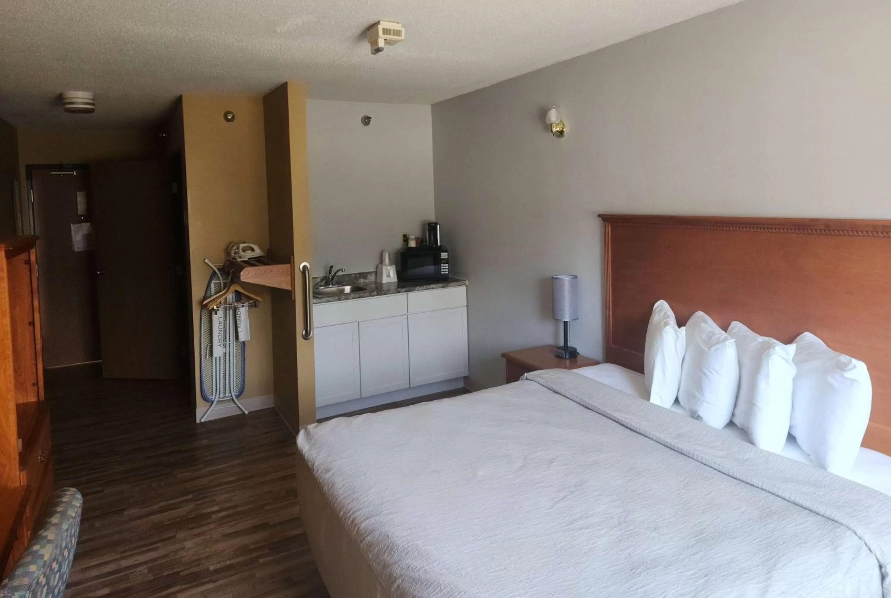 Photo of the whole room, Bed in Governors Inn a Travelodge by Wyndham