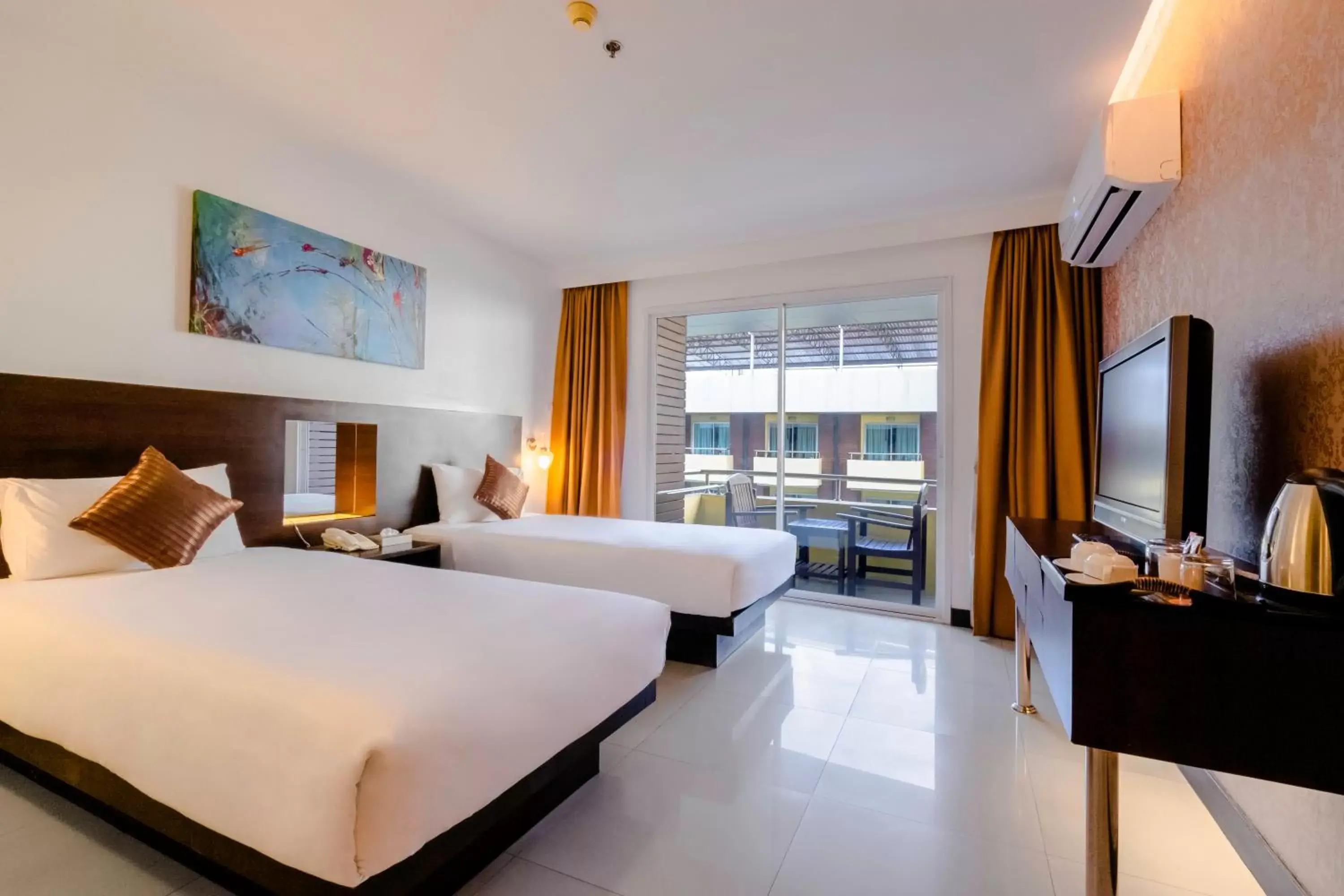 Deluxe Twin Room in Baron Beach Hotel