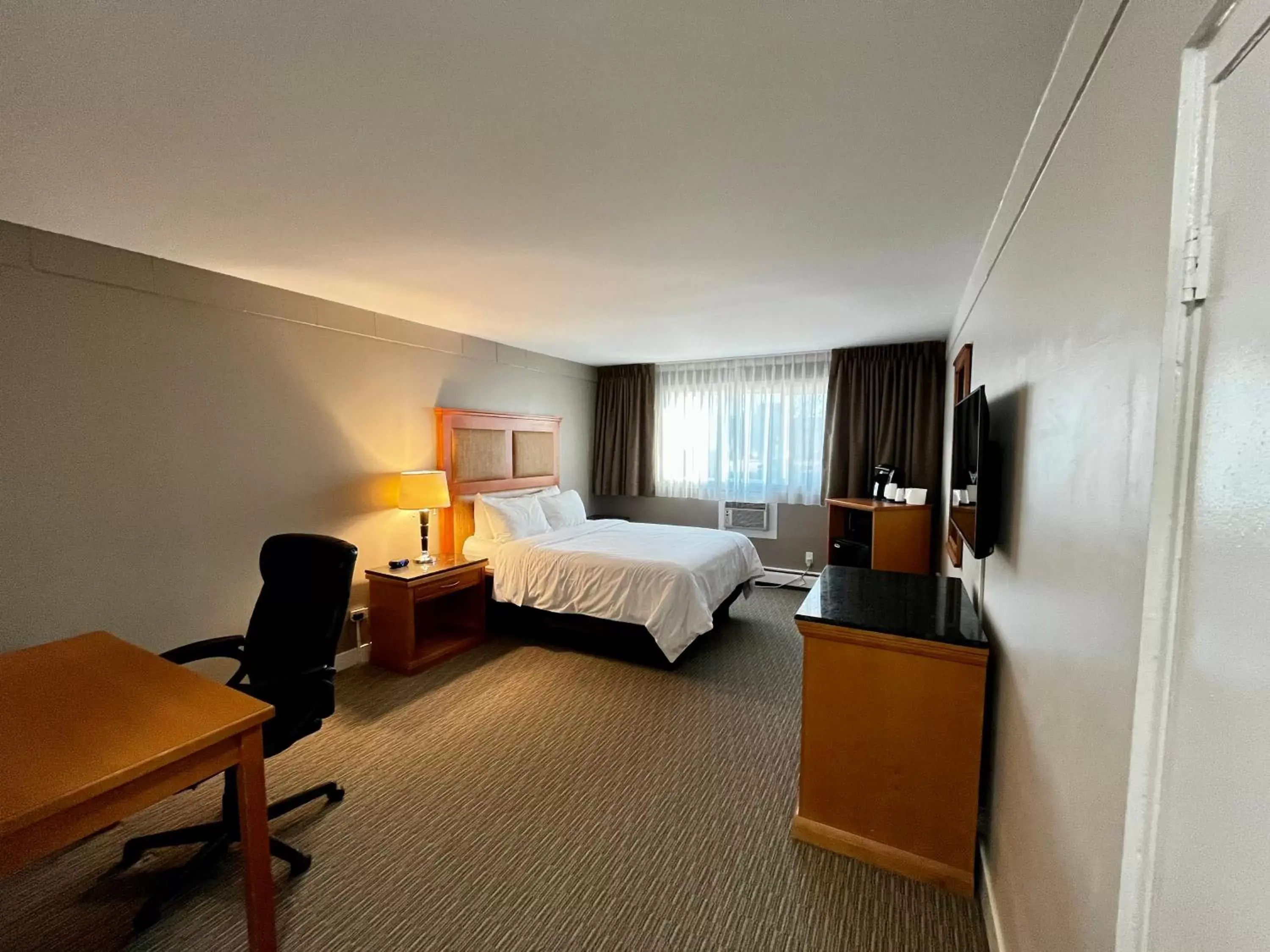 Queen Room in Anavada Inn & Suites - Prince George Queen Room in Anavada Inn & Suites - Prince George