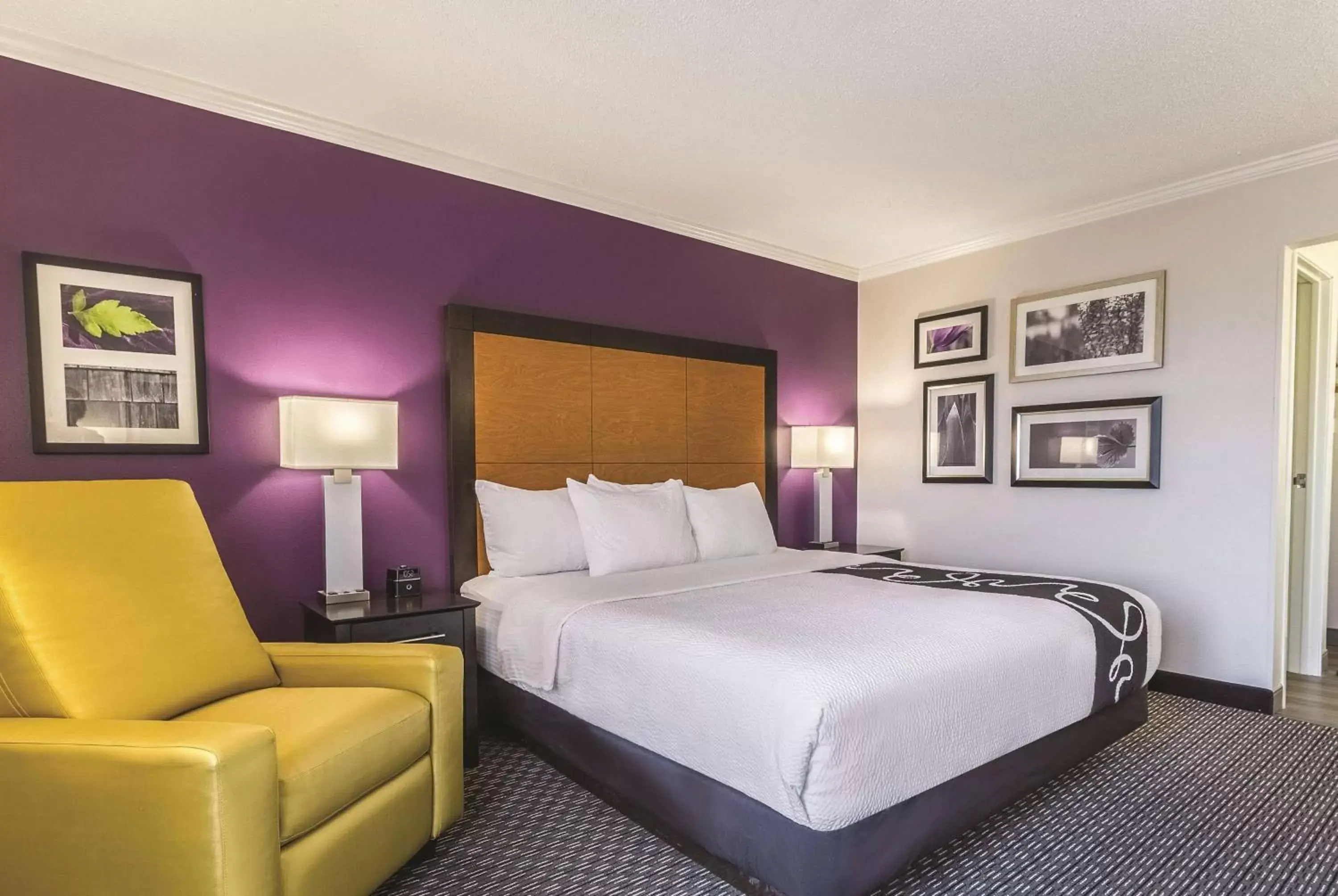 Photo of the whole room, Bed in La Quinta Inn & Suites by Wyndham University Area Chapel Hill