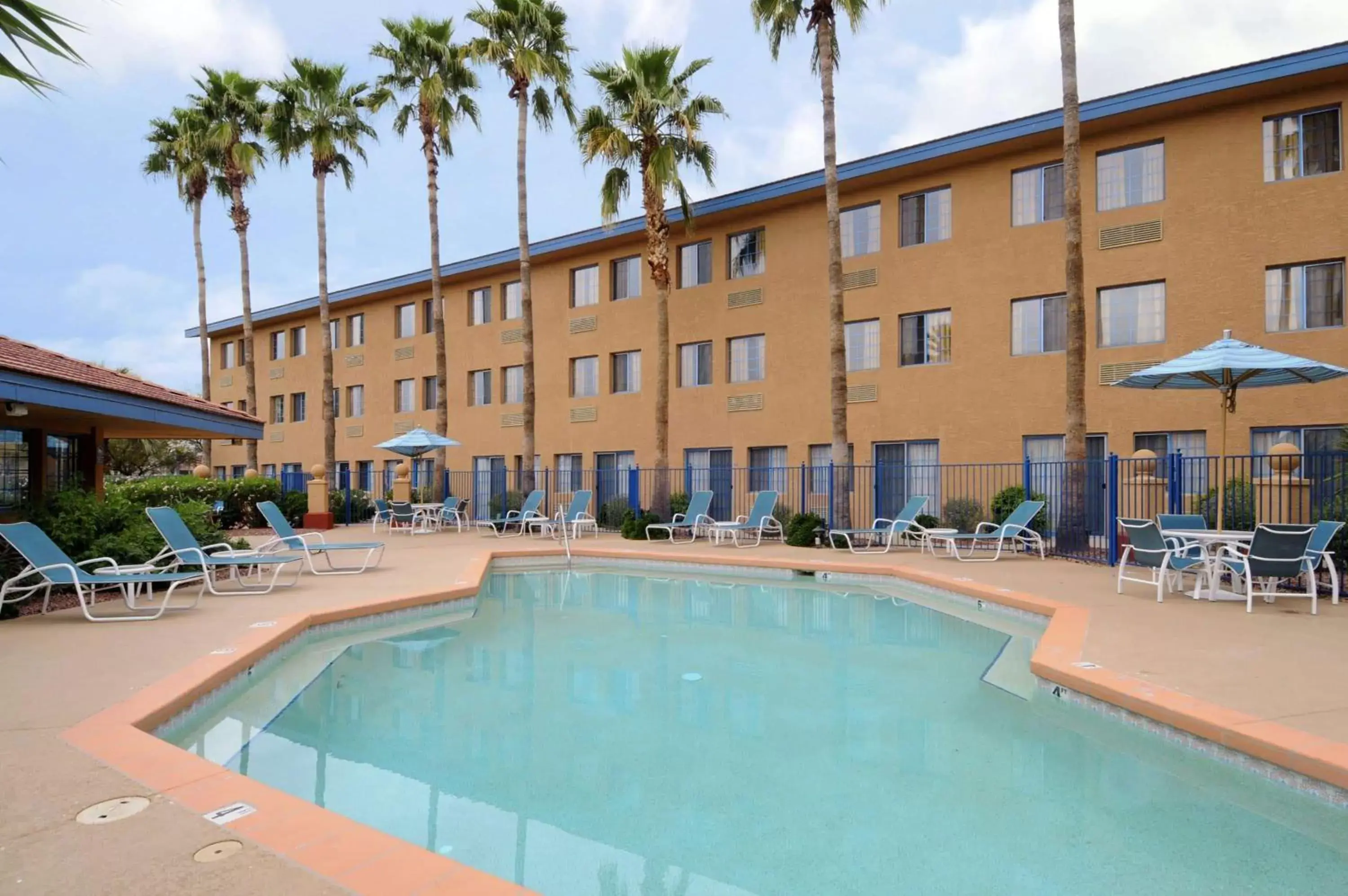 Pool view, Swimming Pool in Days Hotel by Wyndham Mesa Near Phoenix