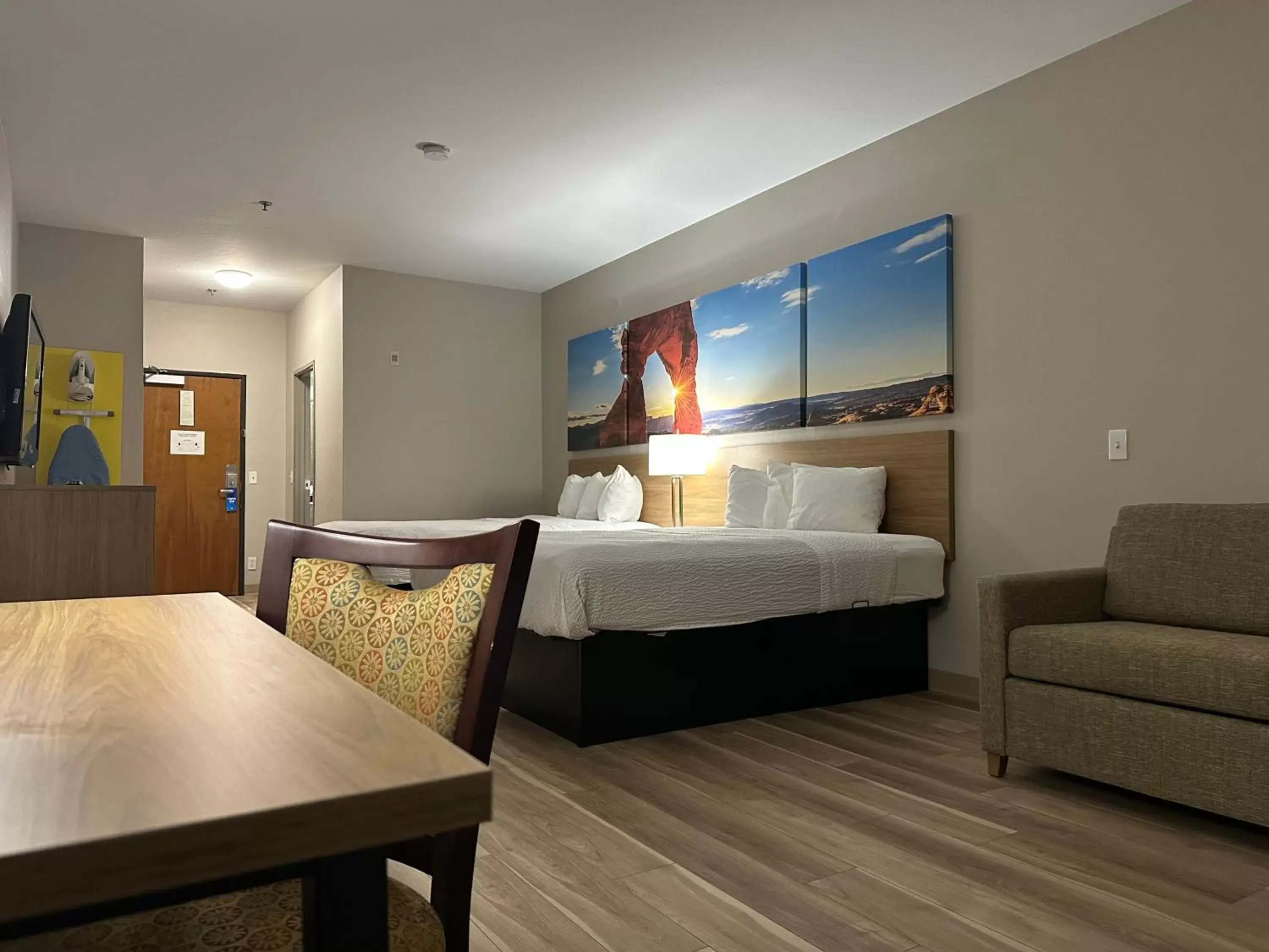 Photo of the whole room, Bed in Days Inn by Wyndham Oklahoma City