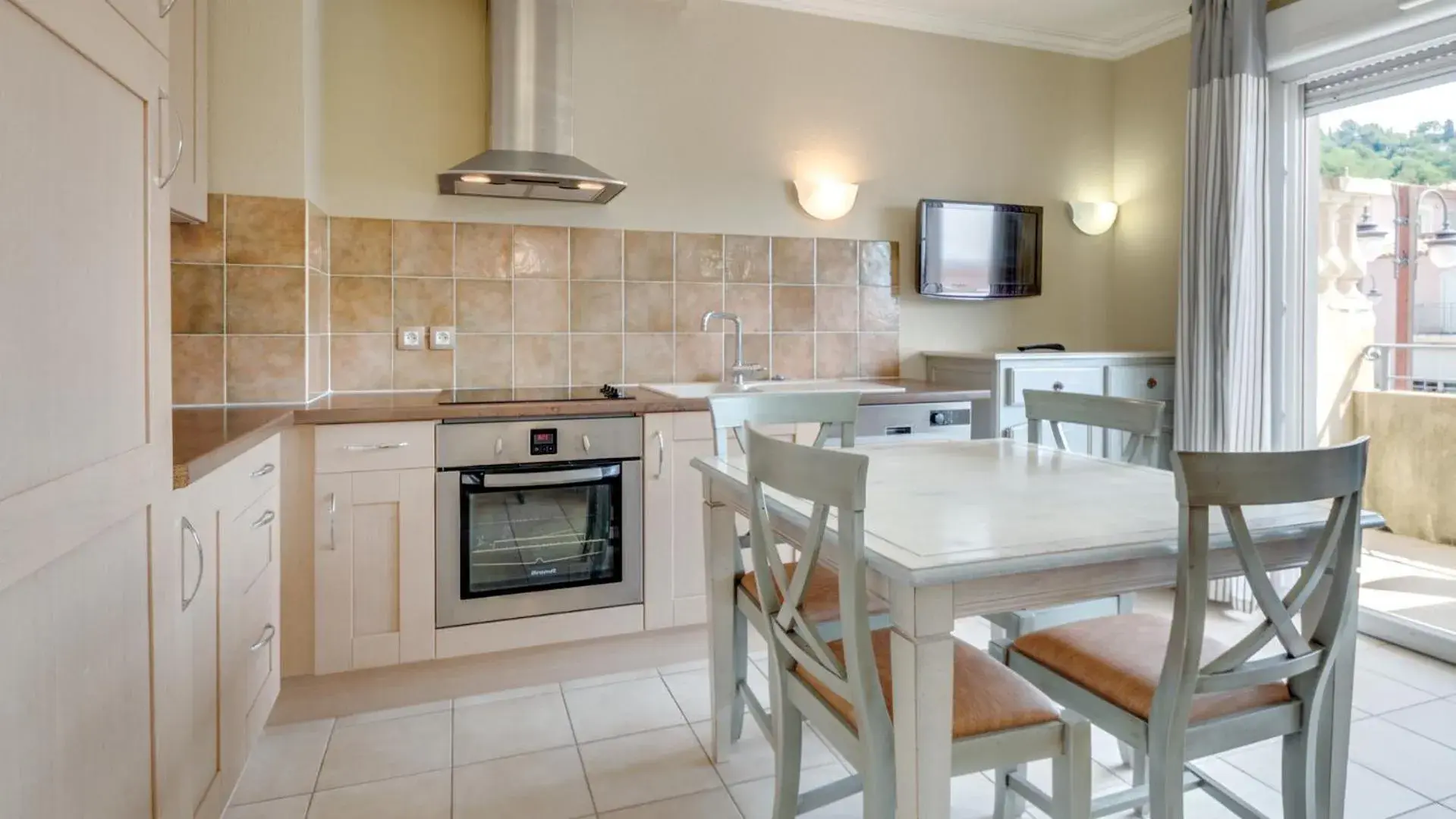 Kitchen or kitchenette, Kitchen/Kitchenette in Vacancéole  Le Domaine de Camiole