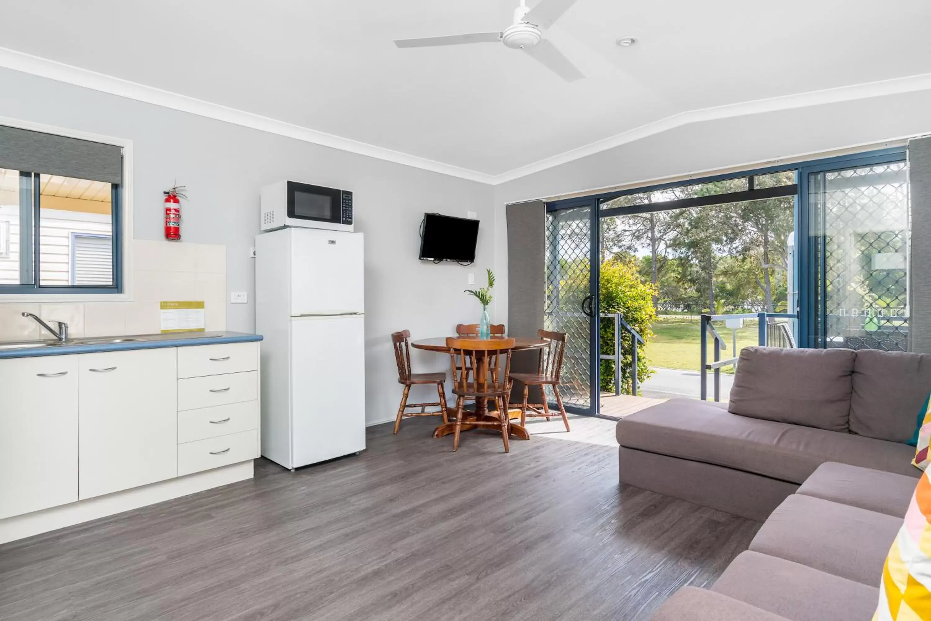 Kitchen or kitchenette, Dining Area in Ballina Beach Nature Resort