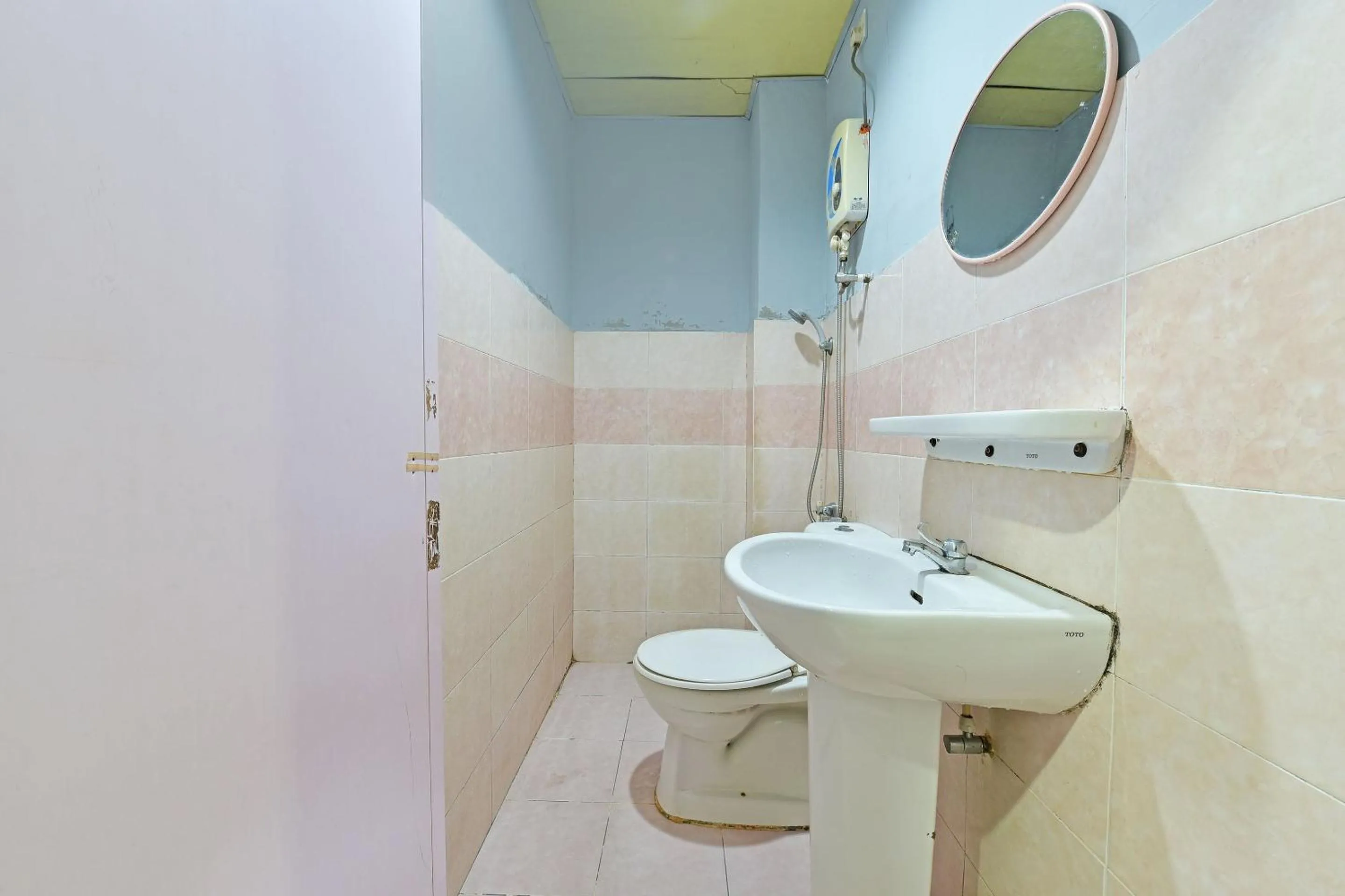 Bathroom in OYO 90846 Hotel Akasia