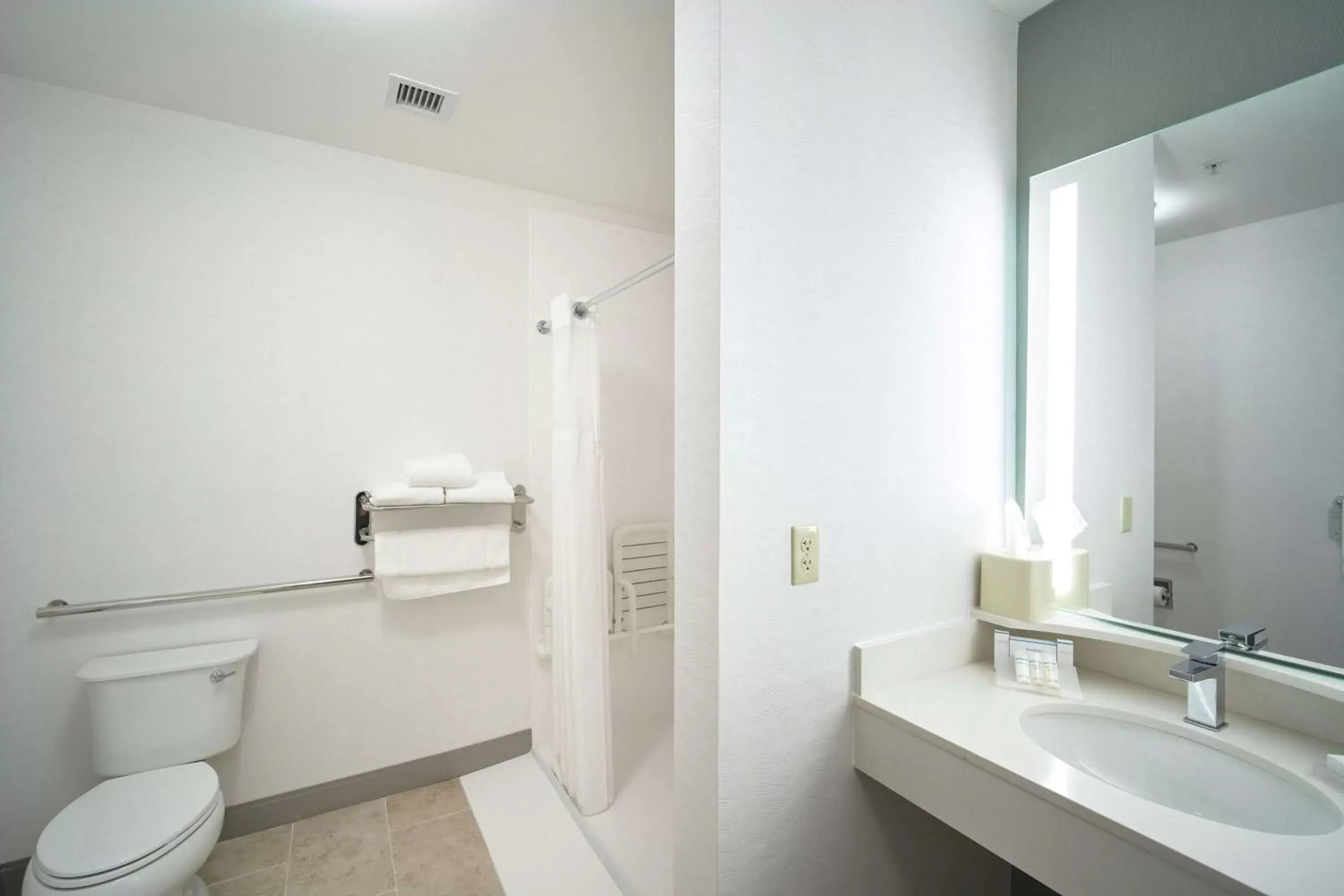 Bathroom in Hilton Garden Inn Evansville