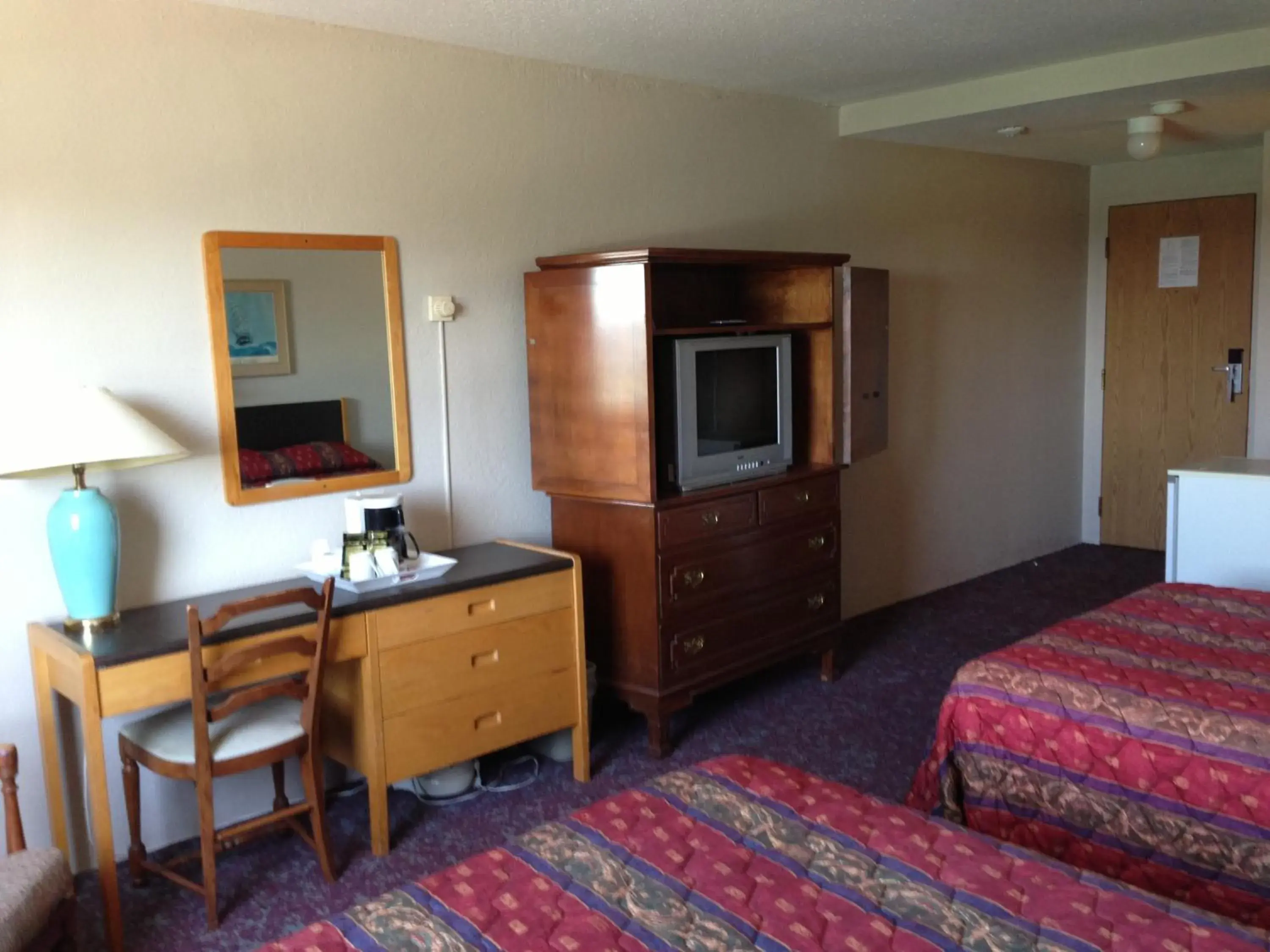 Bed, TV/Entertainment Center in Moby Dick Inn