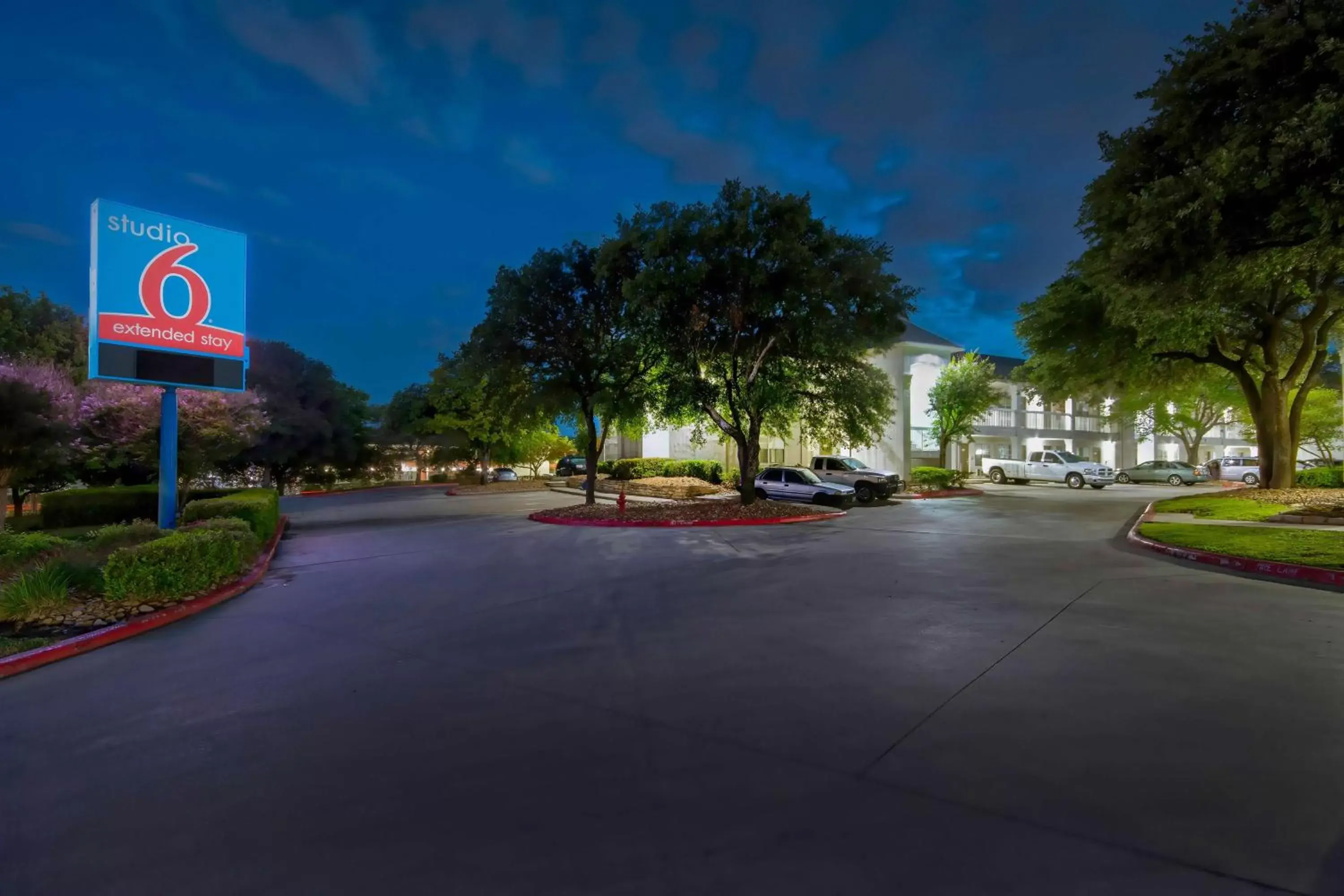 Property building in Studio 6-San Antonio, TX - Six Flags Property building in Studio 6-San Antonio, TX - Six Flags