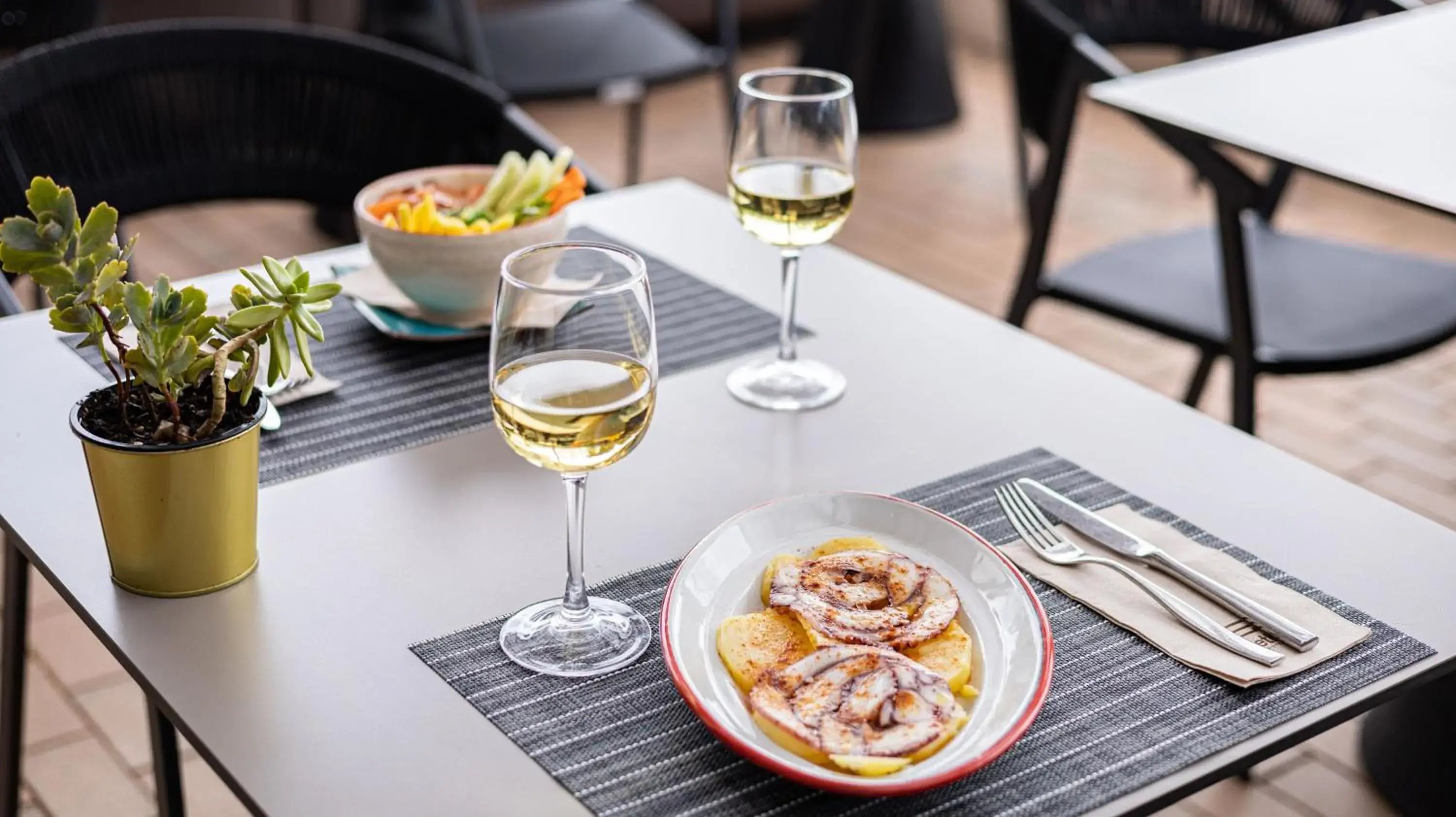 Lounge or bar in Seth Port Ciutadella Lounge or bar in Seth Port Ciutadella