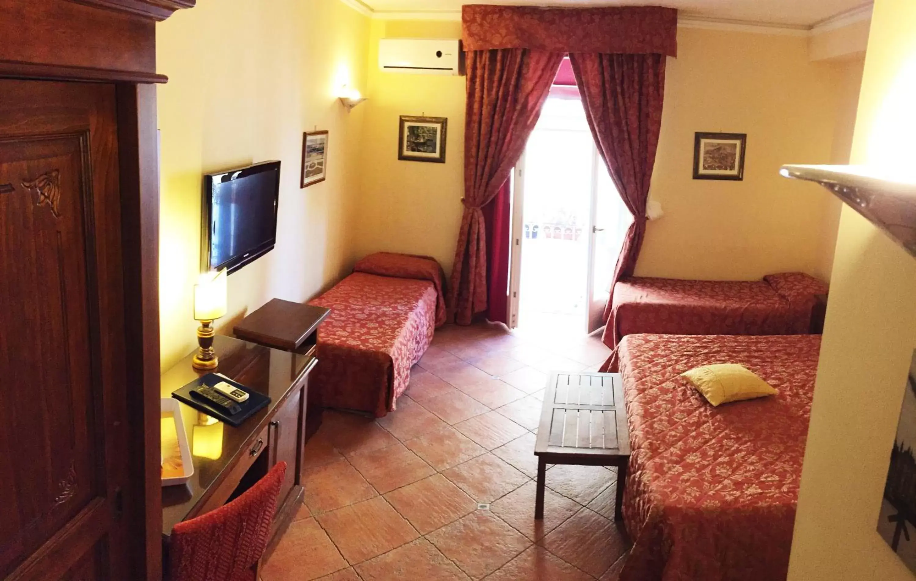 Photo of the whole room, Room Photo in Hotel Mediterraneo