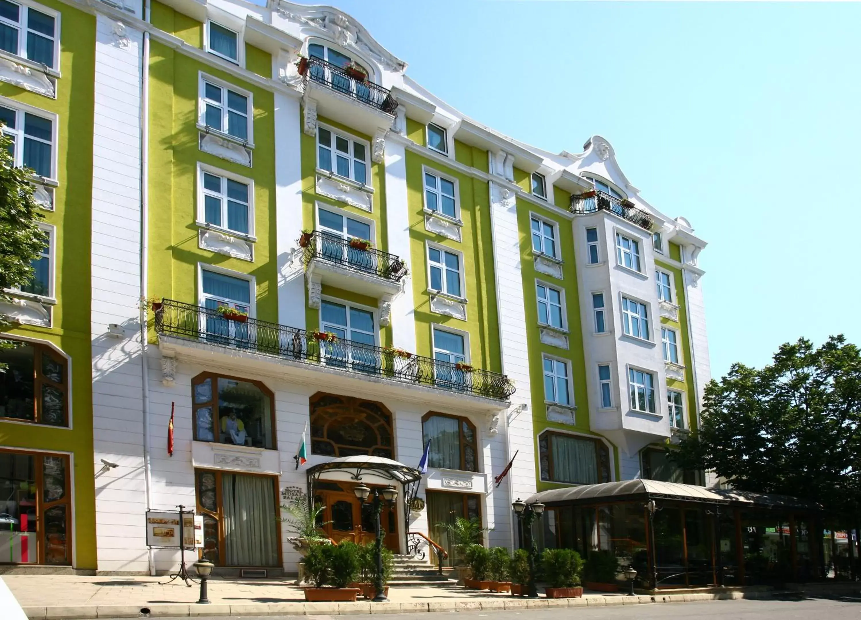 Facade/entrance in Grand Hotel London Facade/entrance in Grand Hotel London