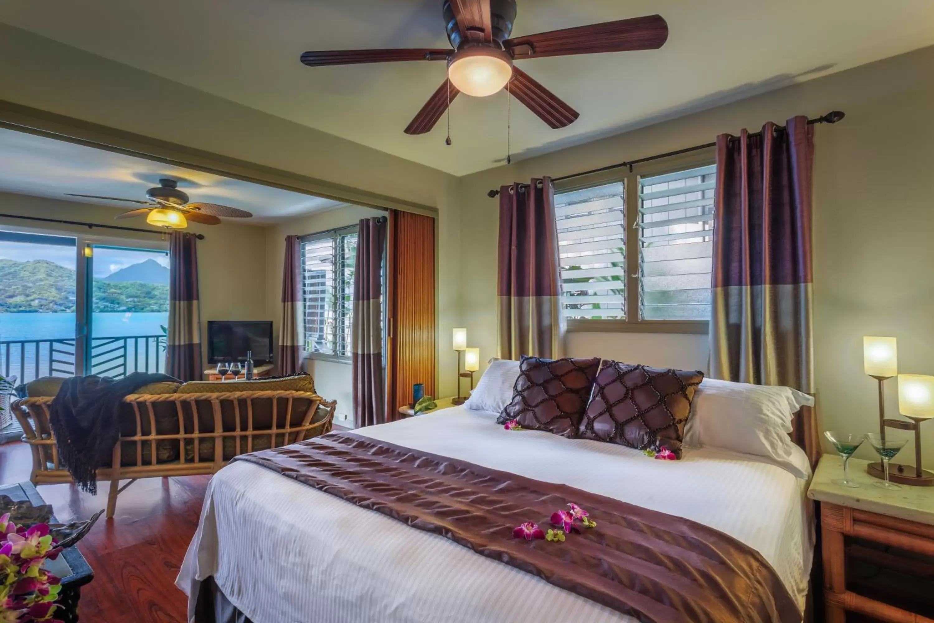 Bedroom, Bed in Paradise Bay Resort