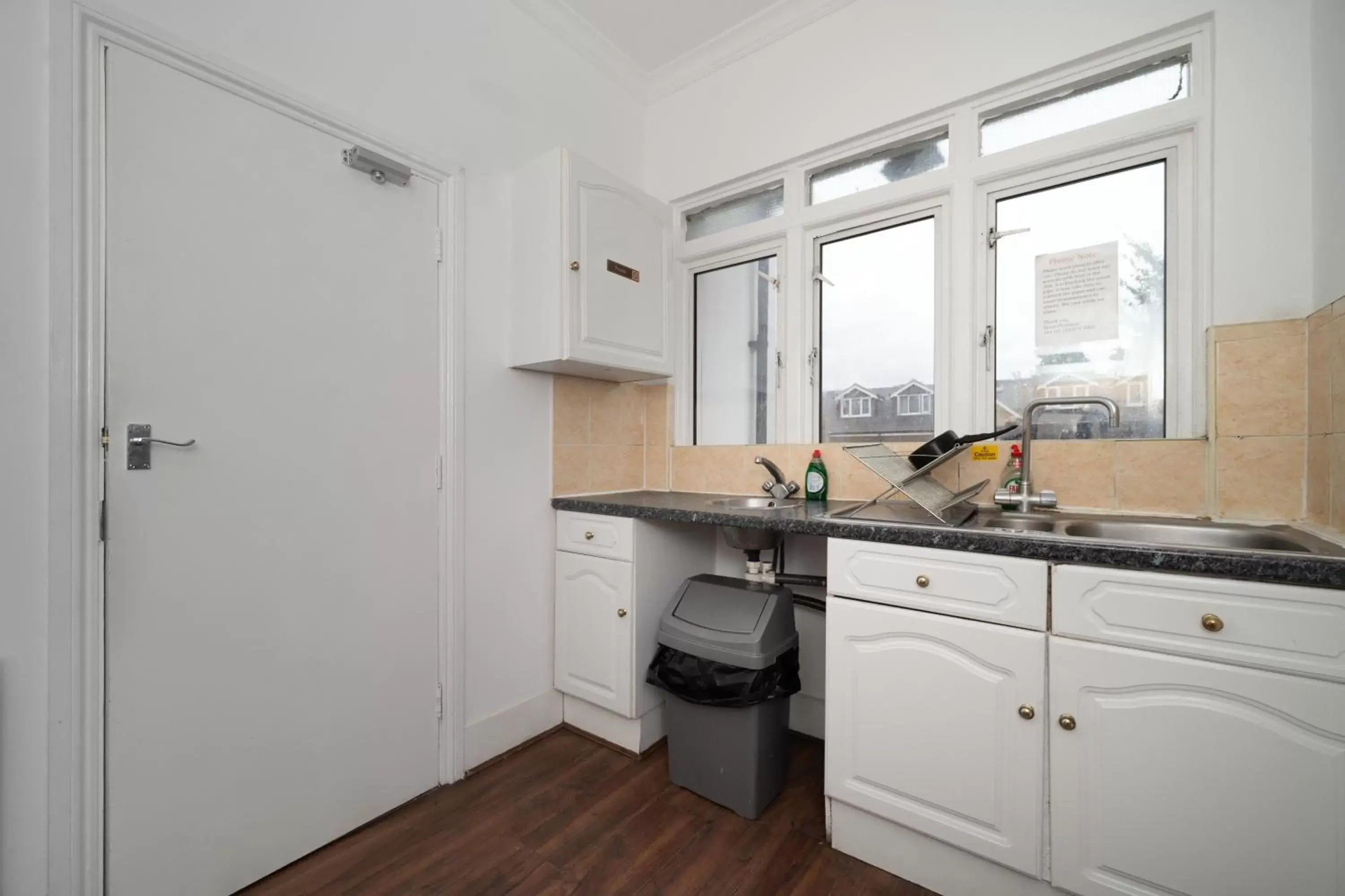 Communal kitchen, Kitchen/Kitchenette in Flexistay Norbury Aparthotel