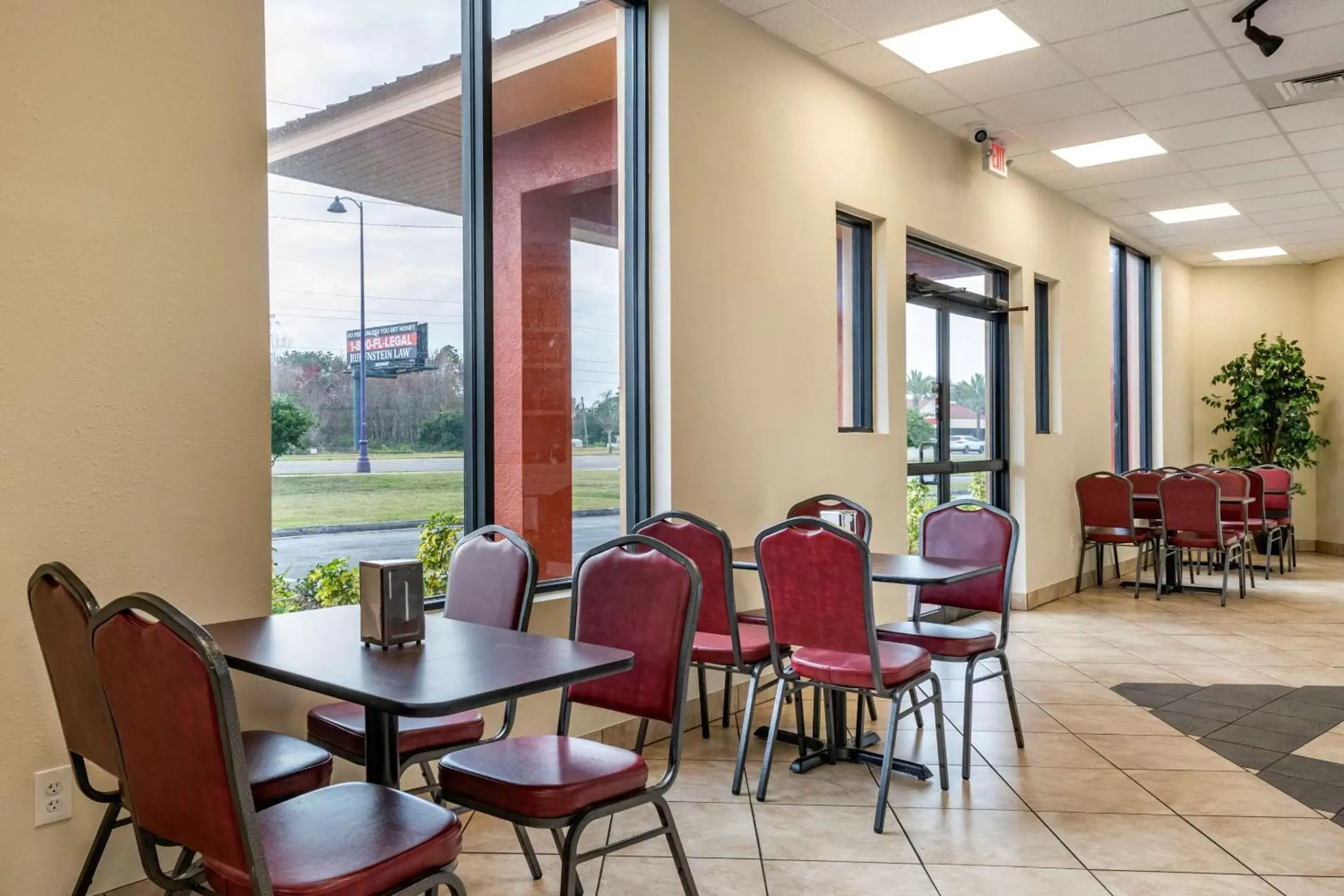 Restaurant/Places to Eat in Econo Lodge Inn & Suites Maingate Central
