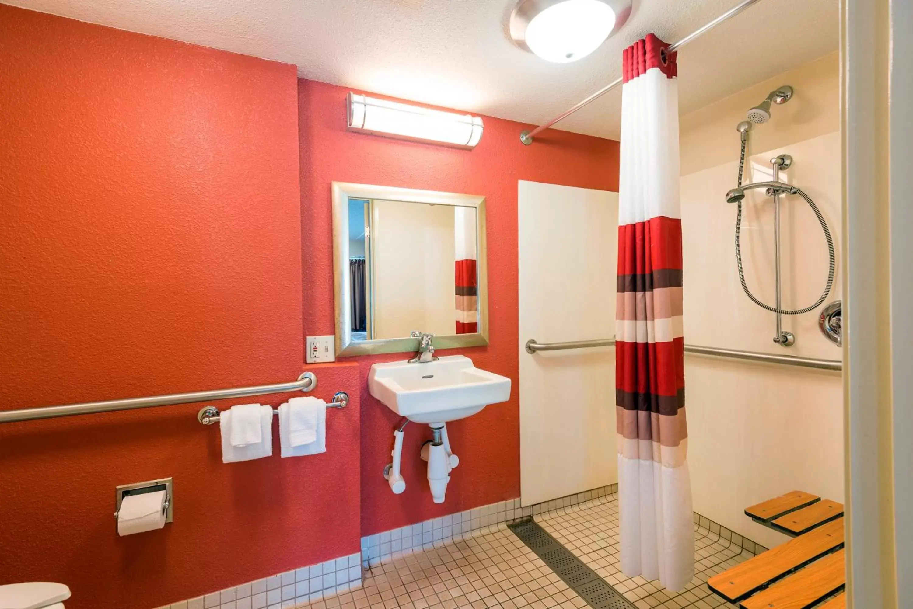 Bathroom in Red Roof Inn Rockford East - Casino District