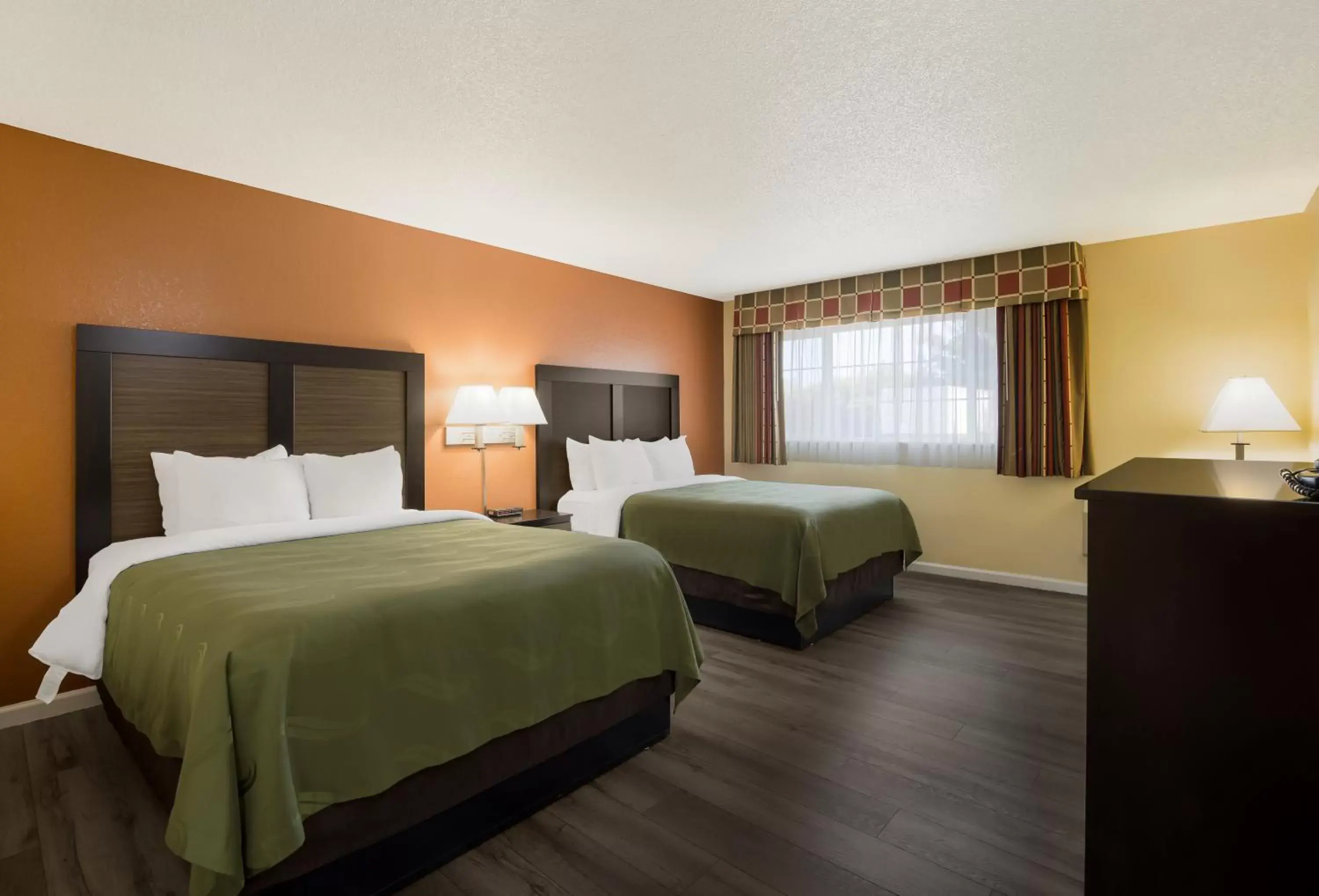 Bed in Quality Inn & Suites Medford Airport