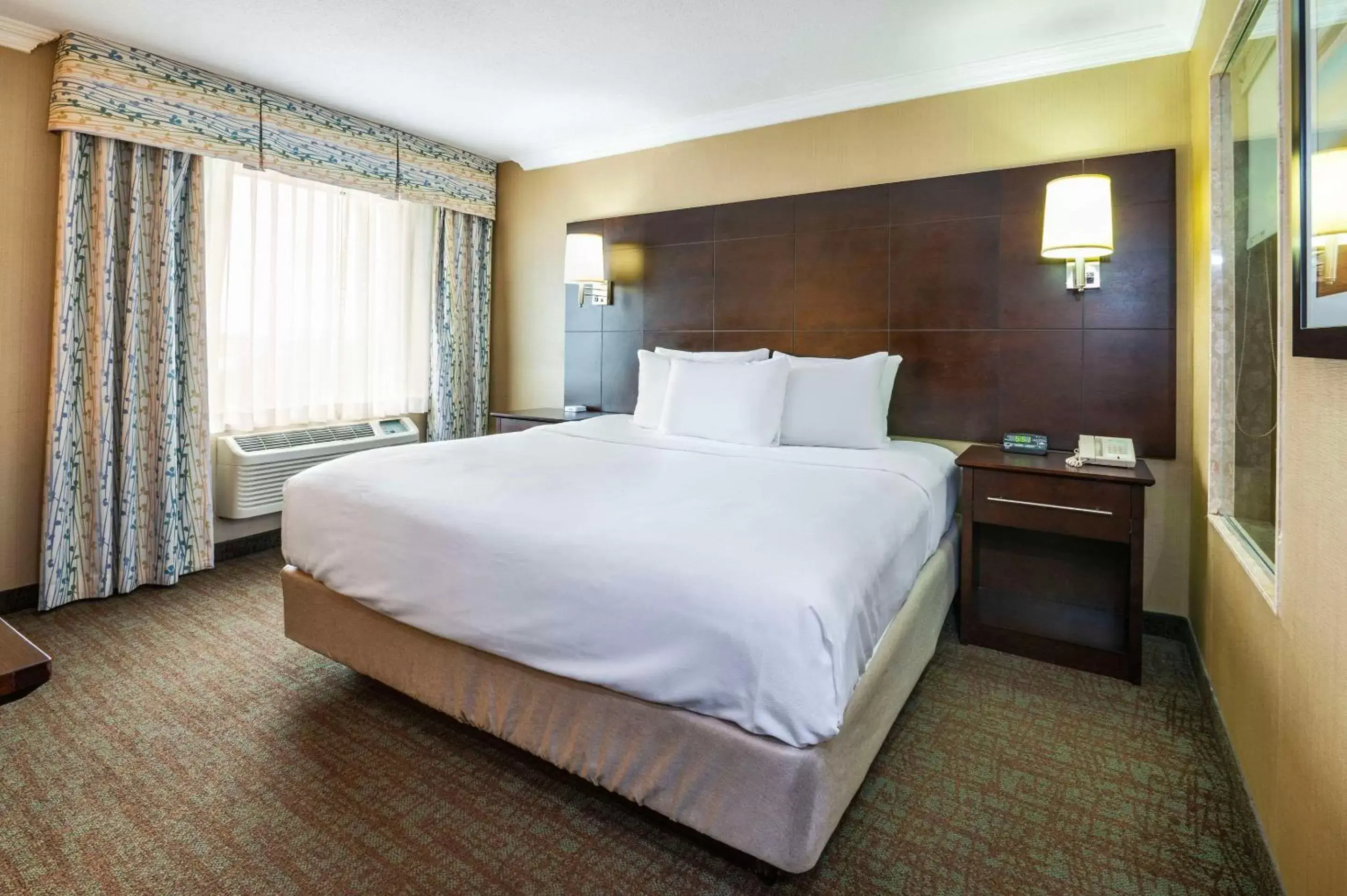 Bedroom, Bed in Comfort Inn & Conference Centre Toronto Airport