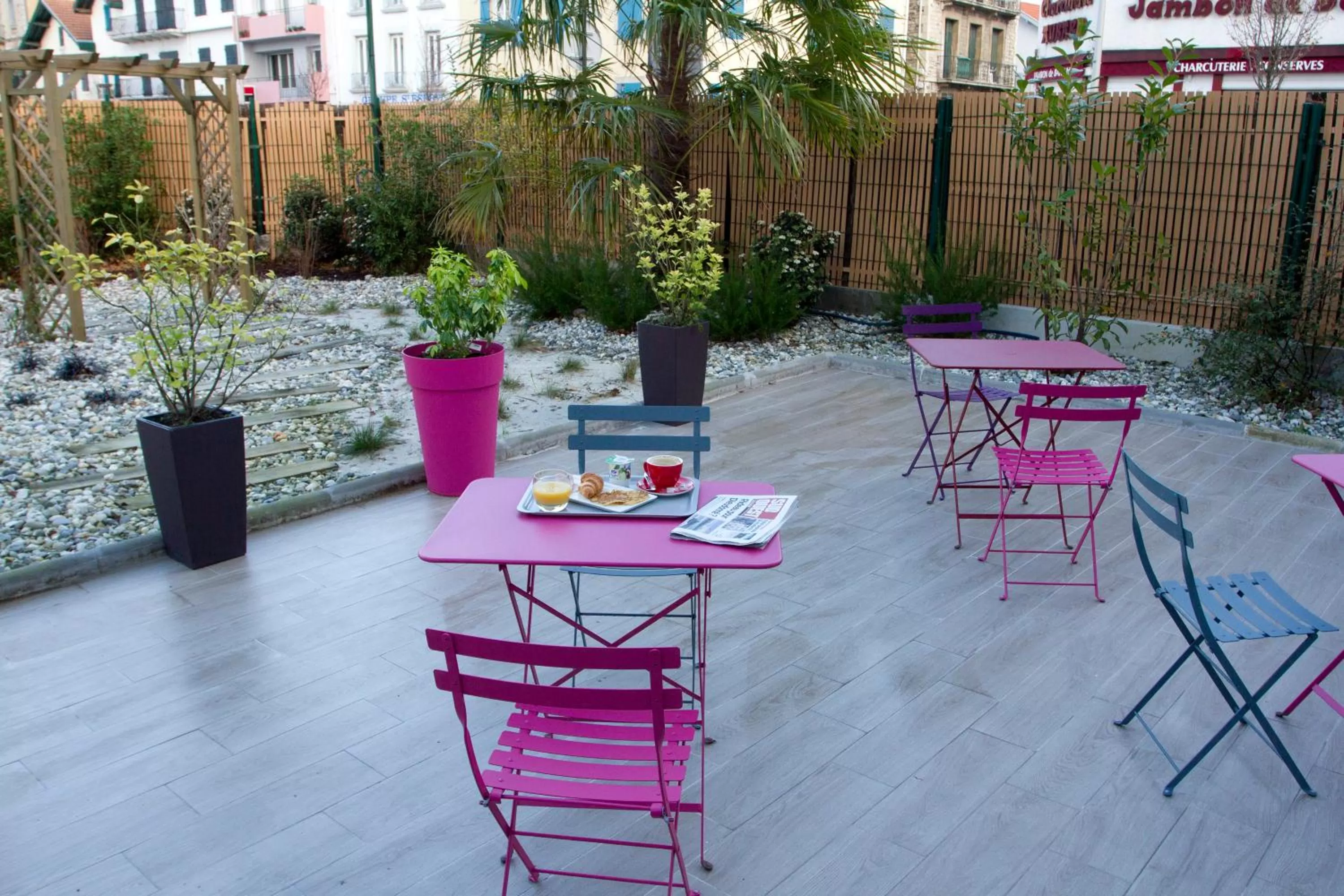 Patio in ibis Bayonne Centre