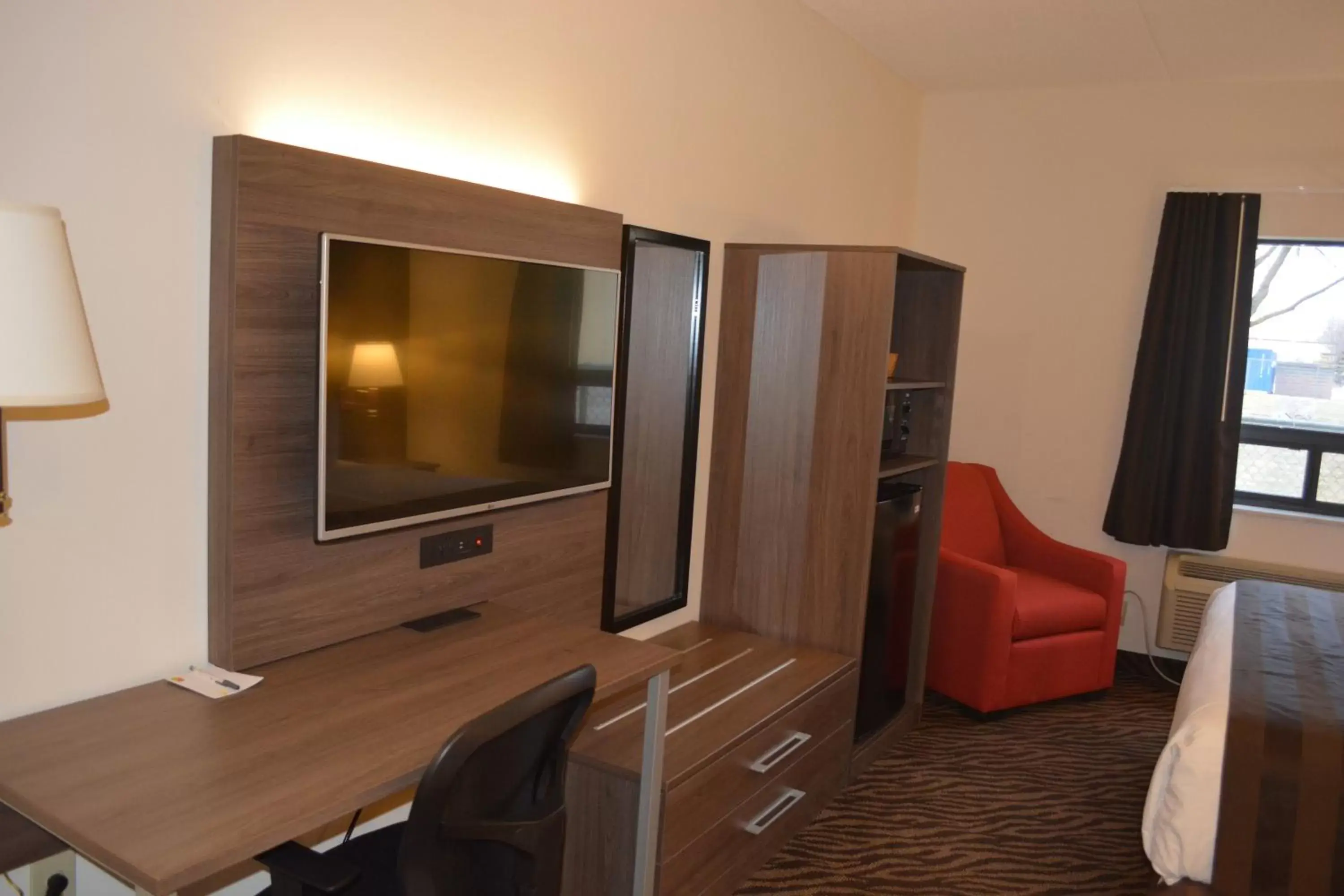 TV and multimedia, TV/Entertainment Center in Super 8 by Wyndham Ambassador Bridge Windsor ON