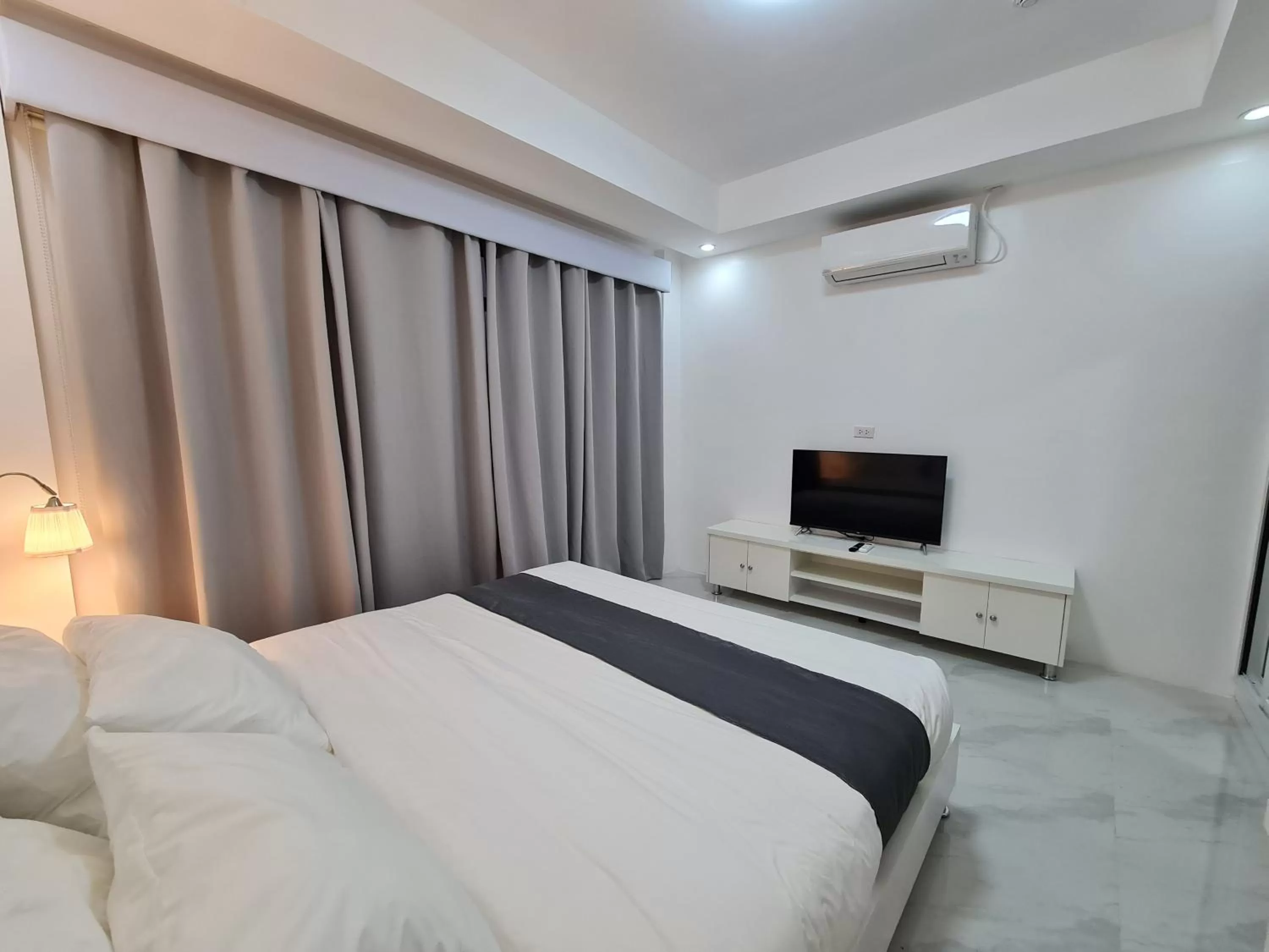 Bedroom, Bed in Staycation Hotel