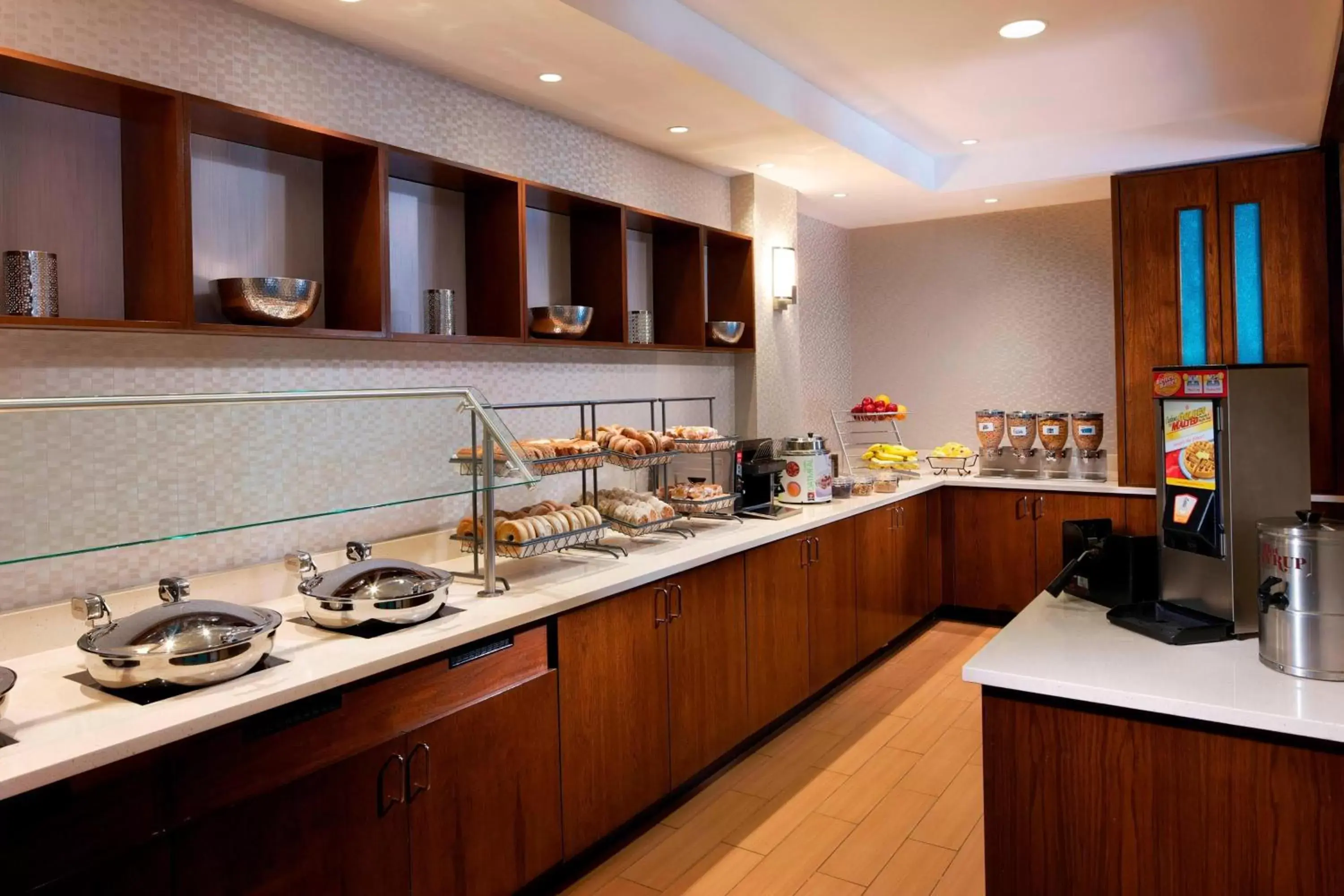 Breakfast, Kitchen/Kitchenette in SpringHill Suites by Marriott Newark International Airport