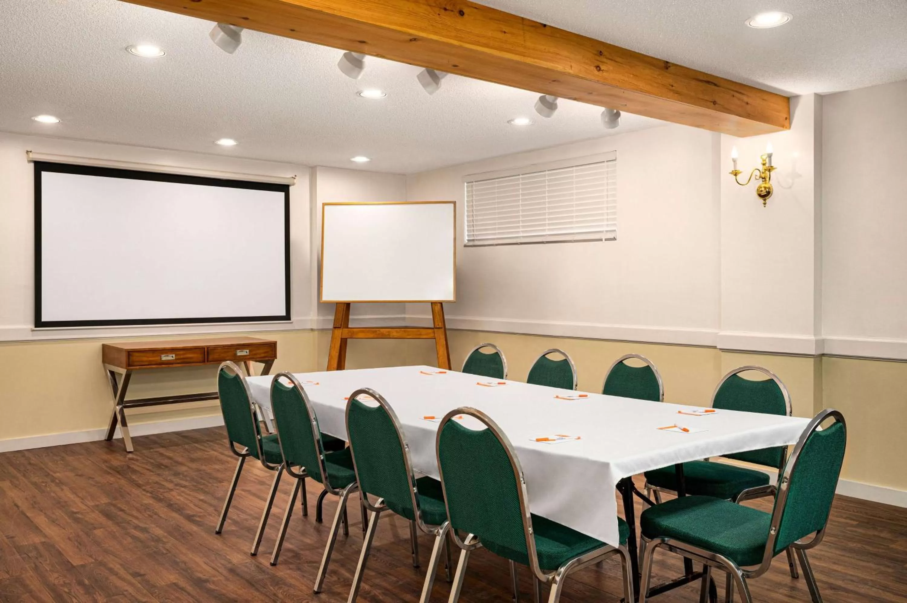 Meeting/conference room in Howard Johnson by Wyndham Gravenhurst