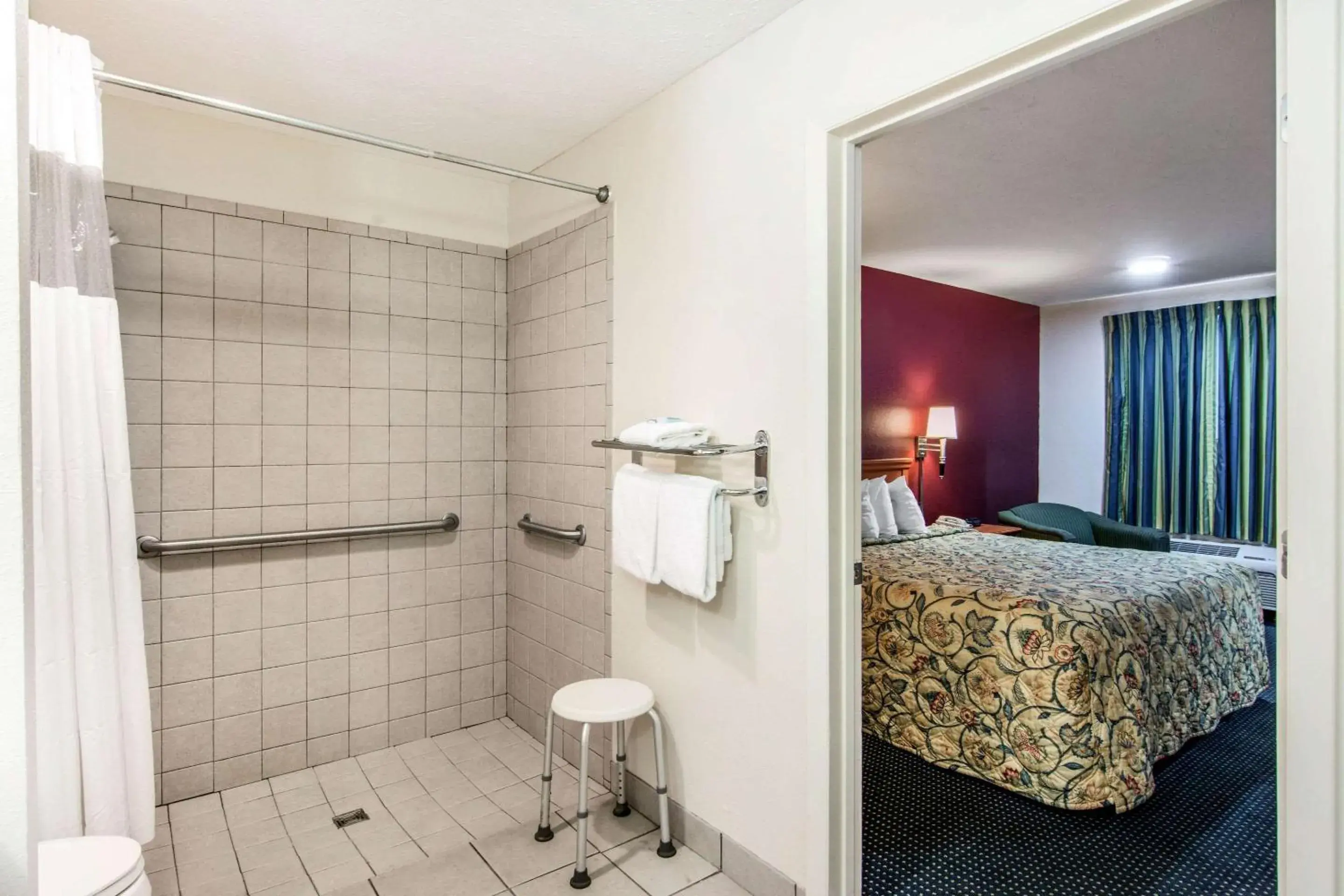 Bathroom, Bed in Rodeway Inn