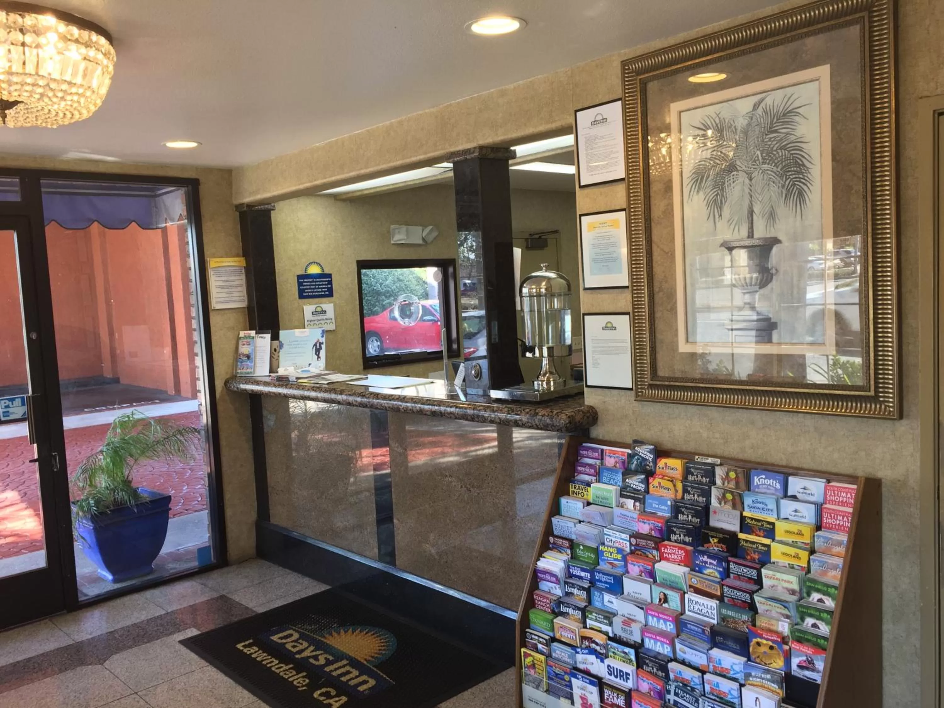 Deluxe King Room -Smoking in Days Inn by Wyndham Los Angeles LAX/ Redondo&ManhattanBeach