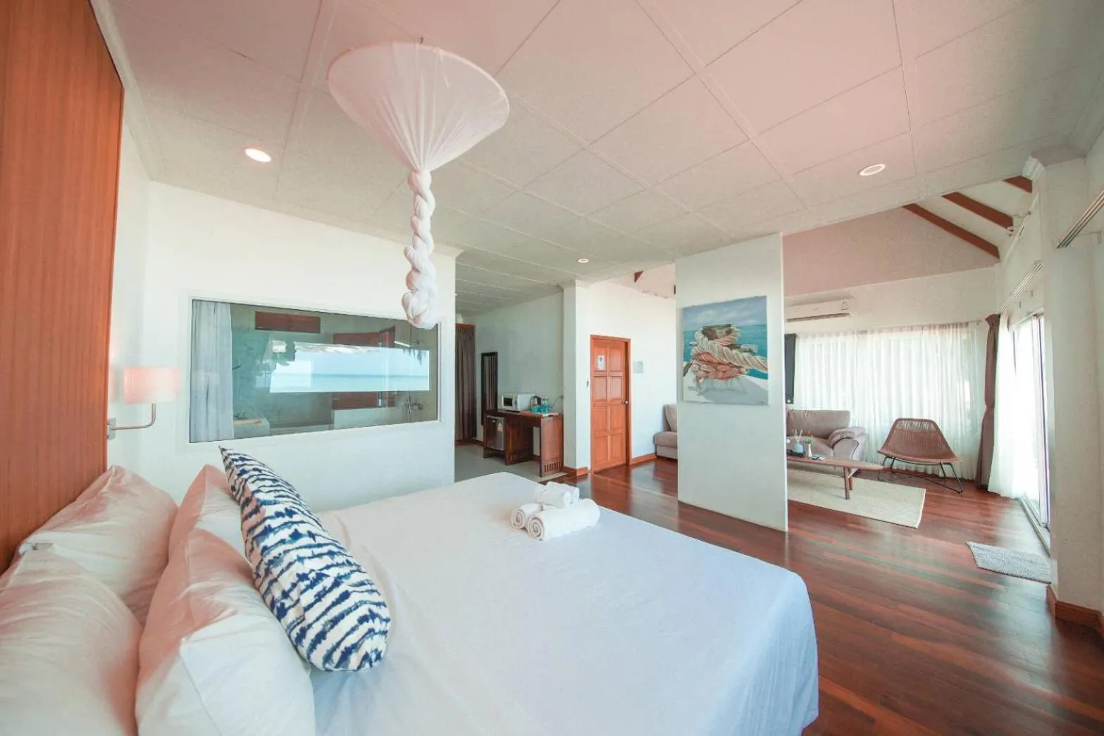 Photo of the whole room, Bed in Twin Bay Resort Koh Lanta