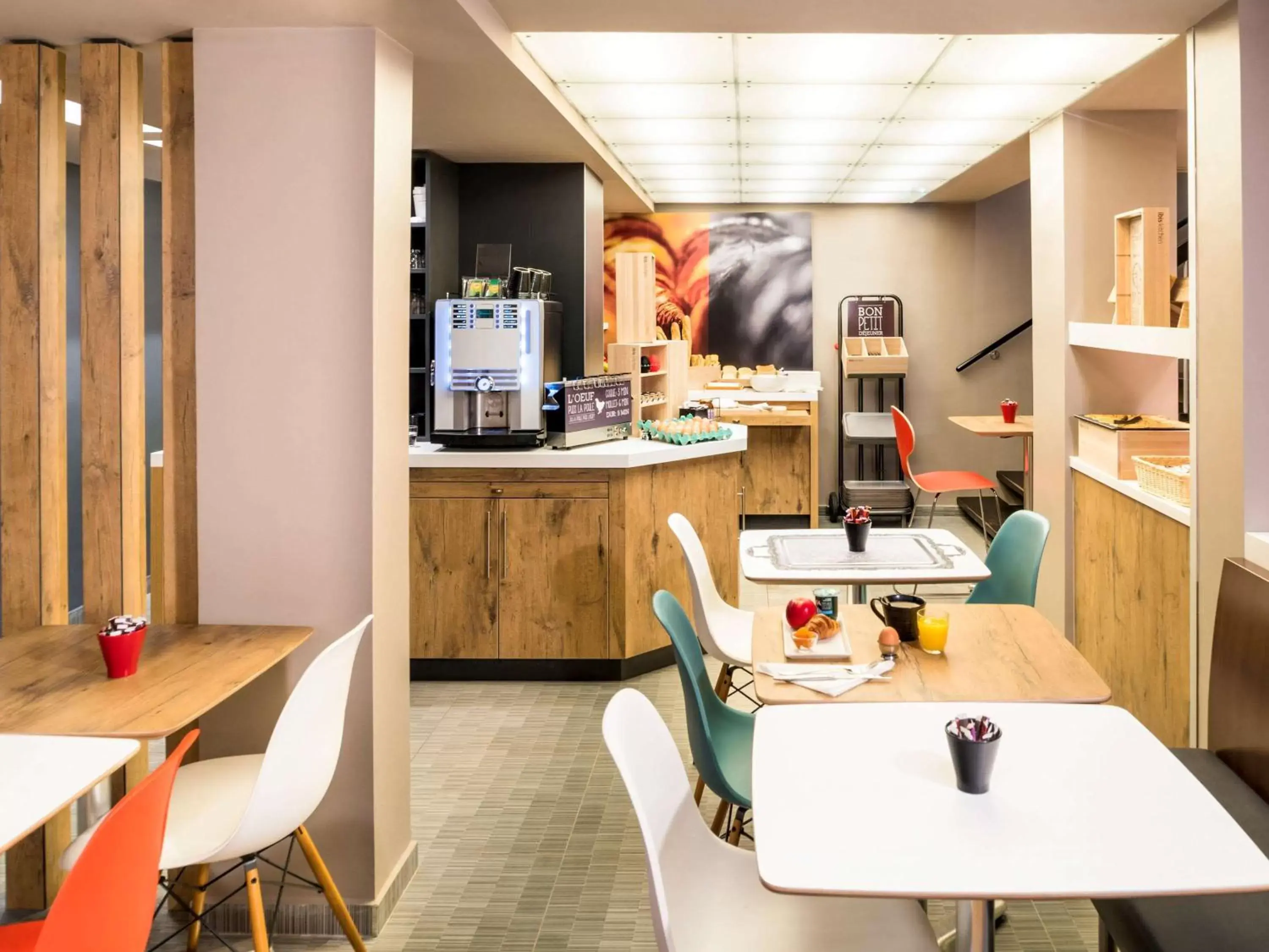 Restaurant/Places to Eat in ibis Clichy Centre Mairie