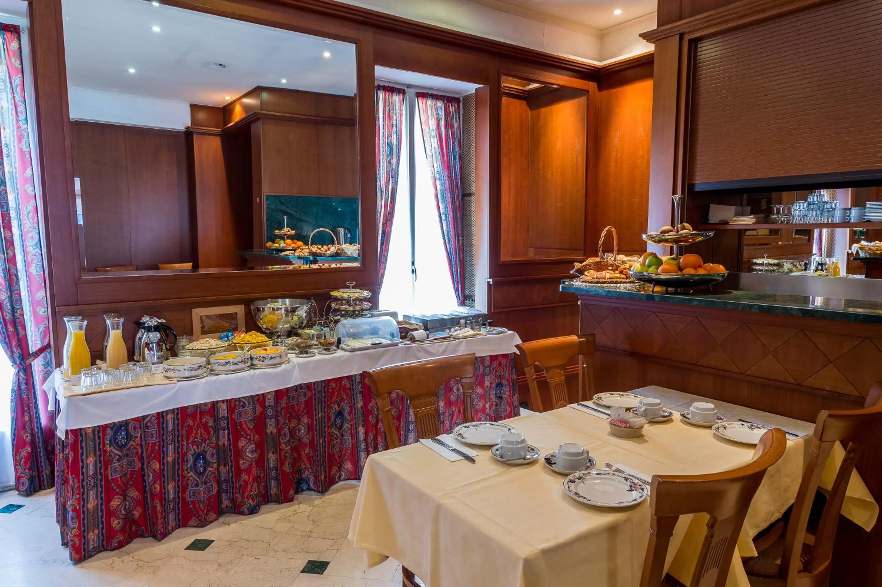 Restaurant/places to eat in Hotel Diplomate