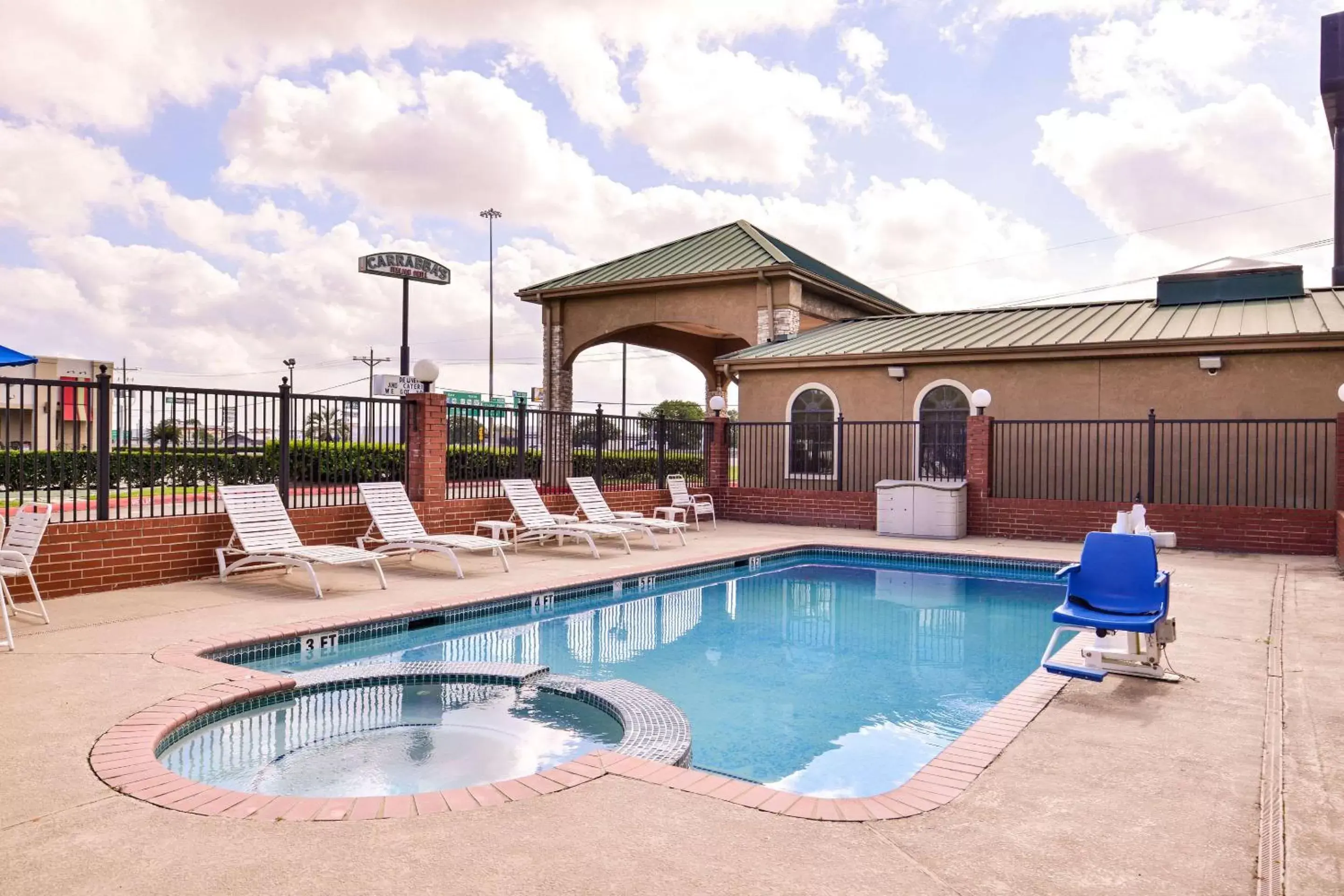 On site, Swimming Pool in Quality Inn and Suites Beaumont