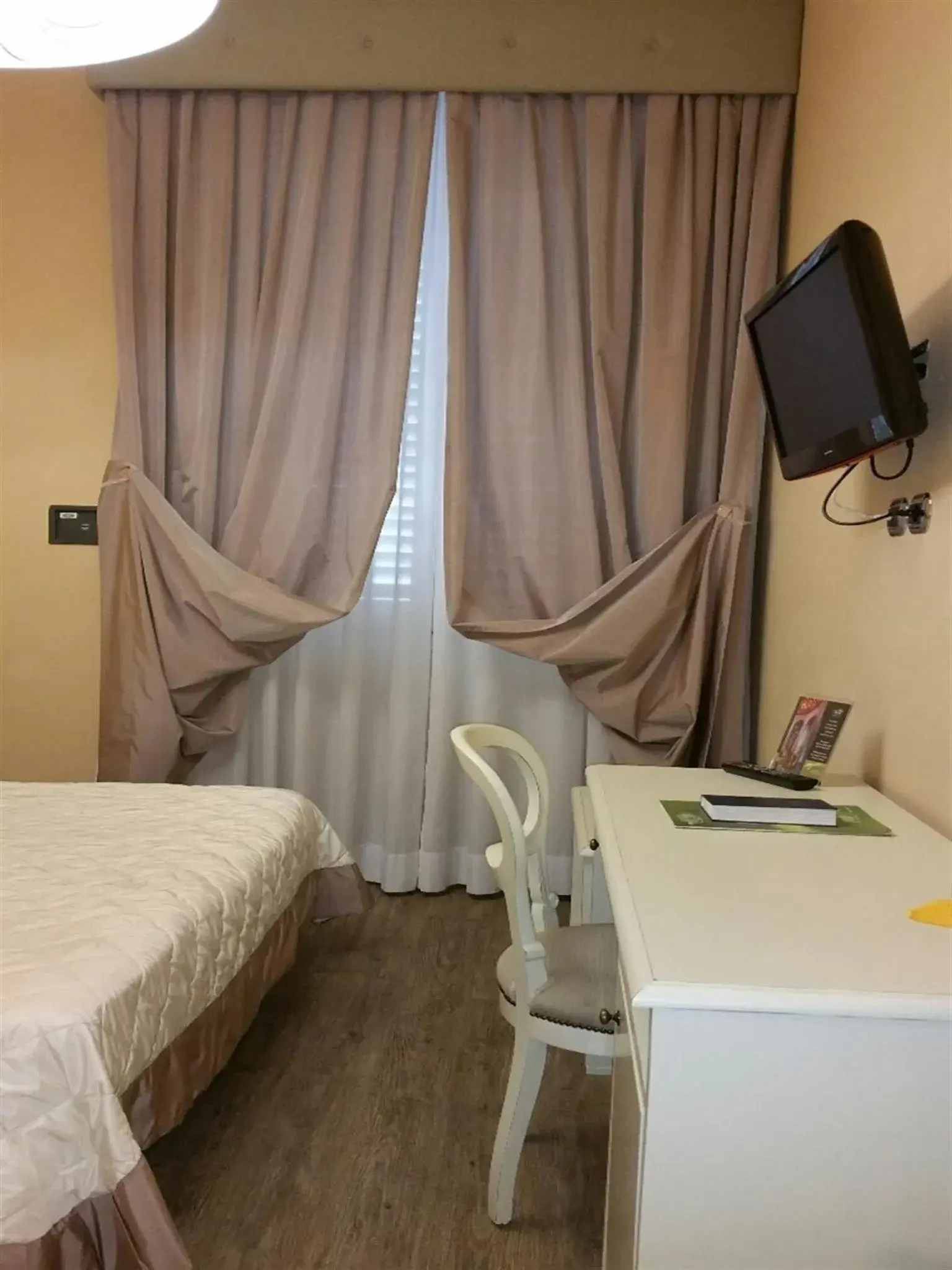 Bed, TV/Entertainment Center in Hotel Manzoni Wellness&Spa