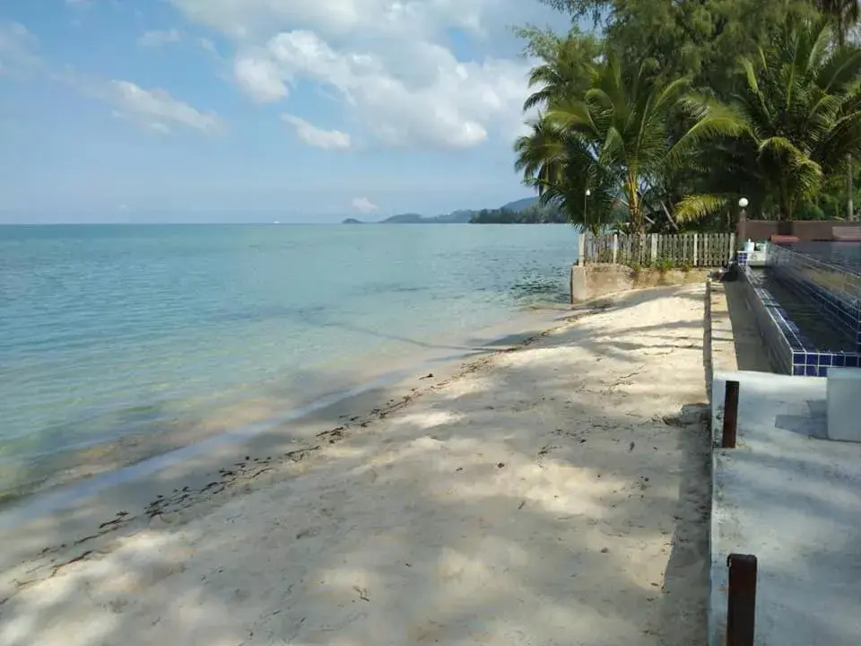 Beach in Lipa Bay Resort