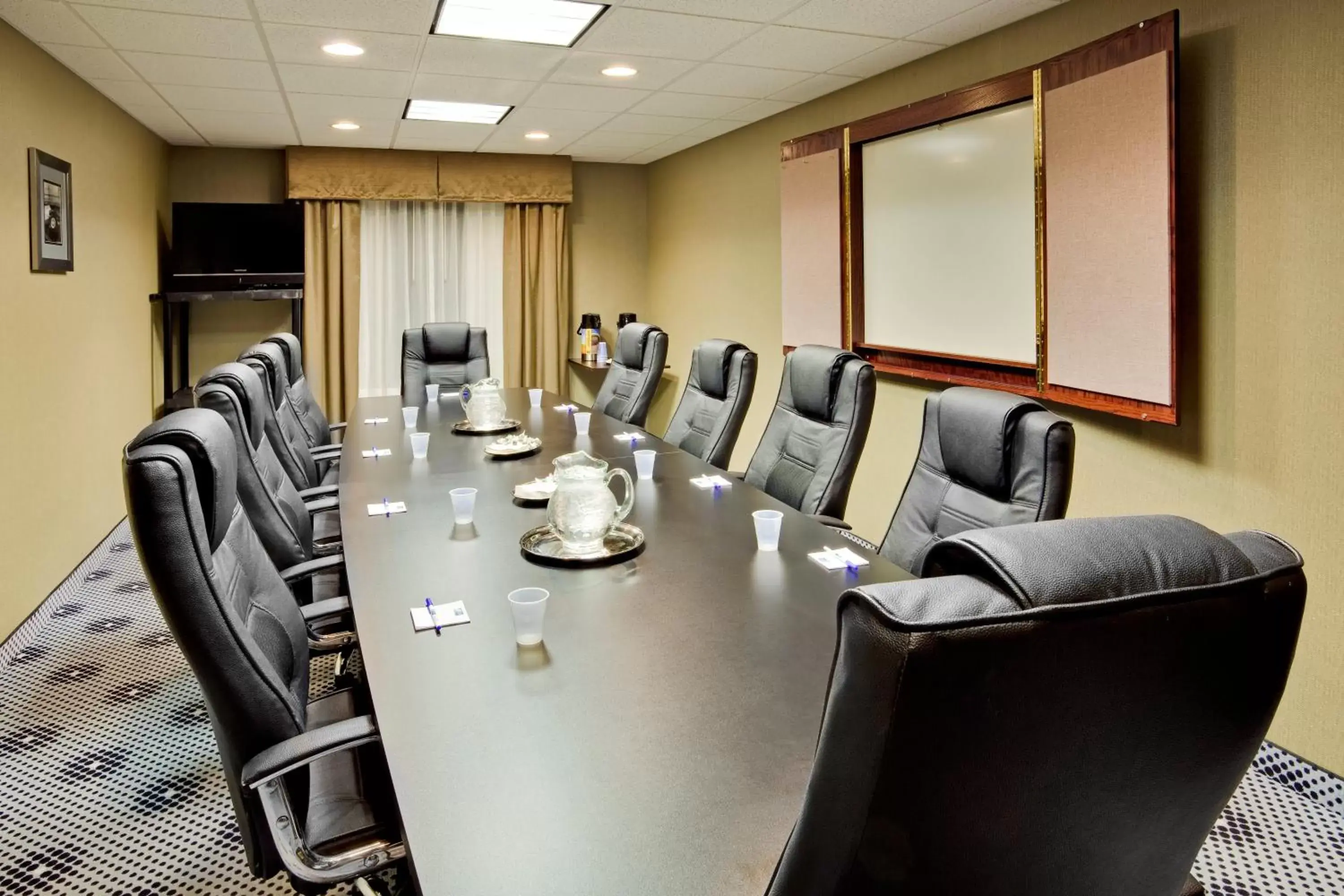 Meeting/conference room in Holiday Inn Express Hotel & Suites Lebanon, an IHG Hotel