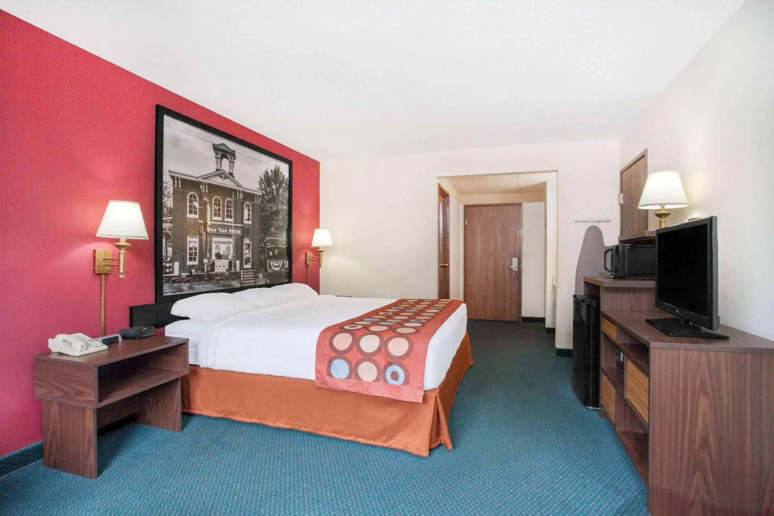 Photo of the whole room, Bed in Super 8 by Wyndham Gettysburg