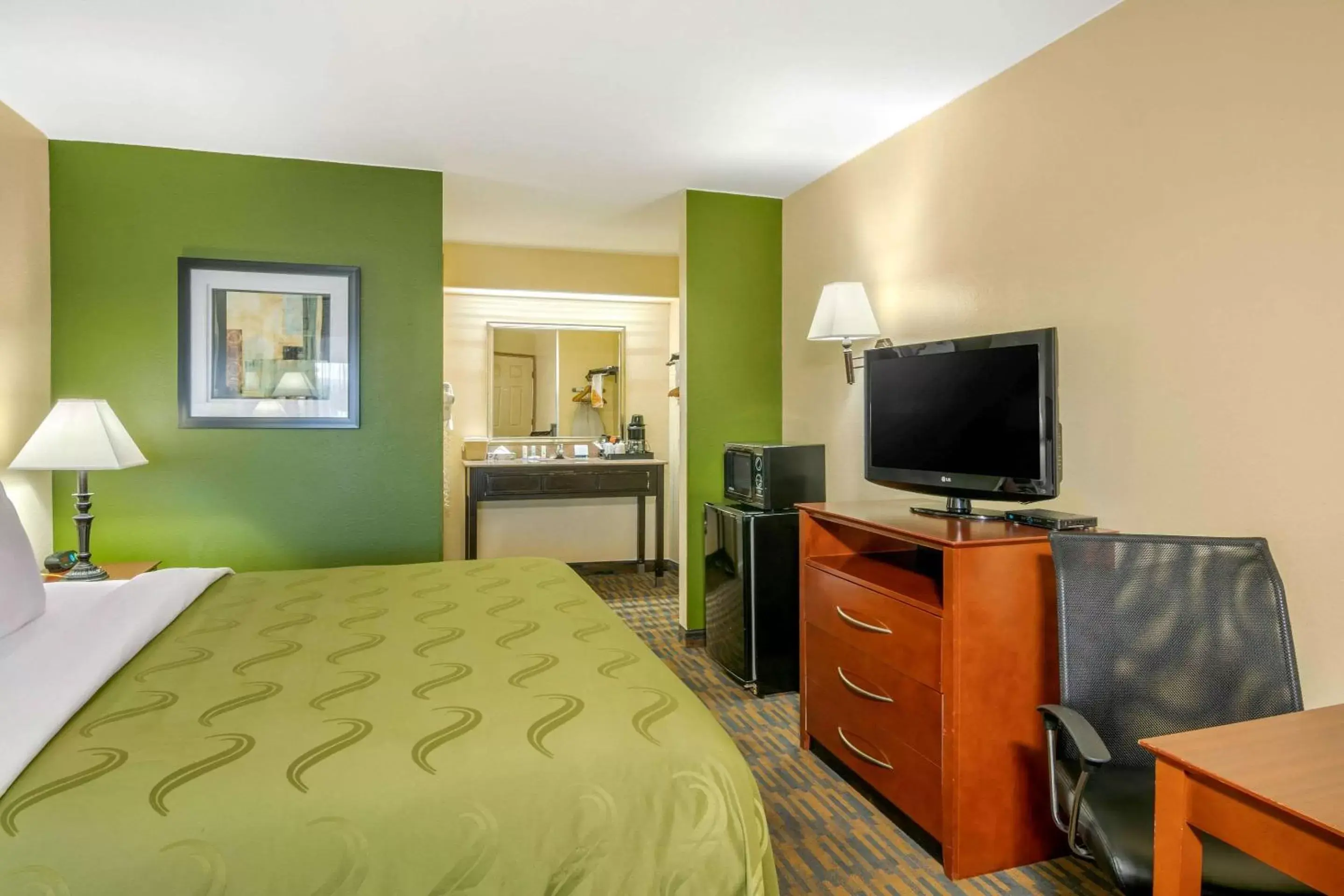 Photo of the whole room, TV/Entertainment Center in Quality Inn Klamath Falls - Crater Lake Gateway